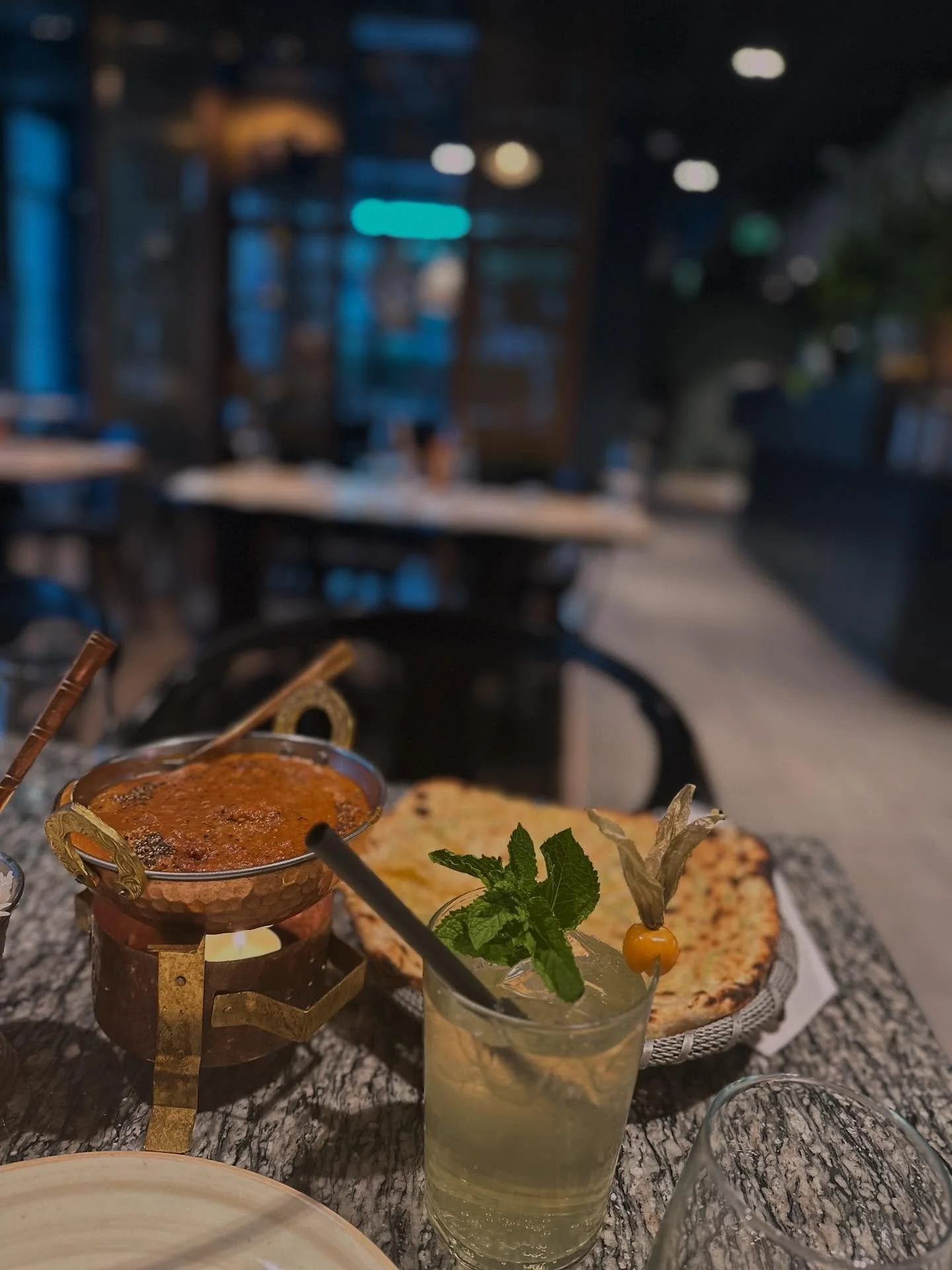🥘Godt hum&oslash;r og en rett som garantert vil glede. Hos Sanjay&rsquo;s lager vi mat enkelt, men vi gj&oslash;r det bra. Nyt uten moderasjon! #indianrestaurants #oslo #bar #restaurant #indien #drinks #foodlover