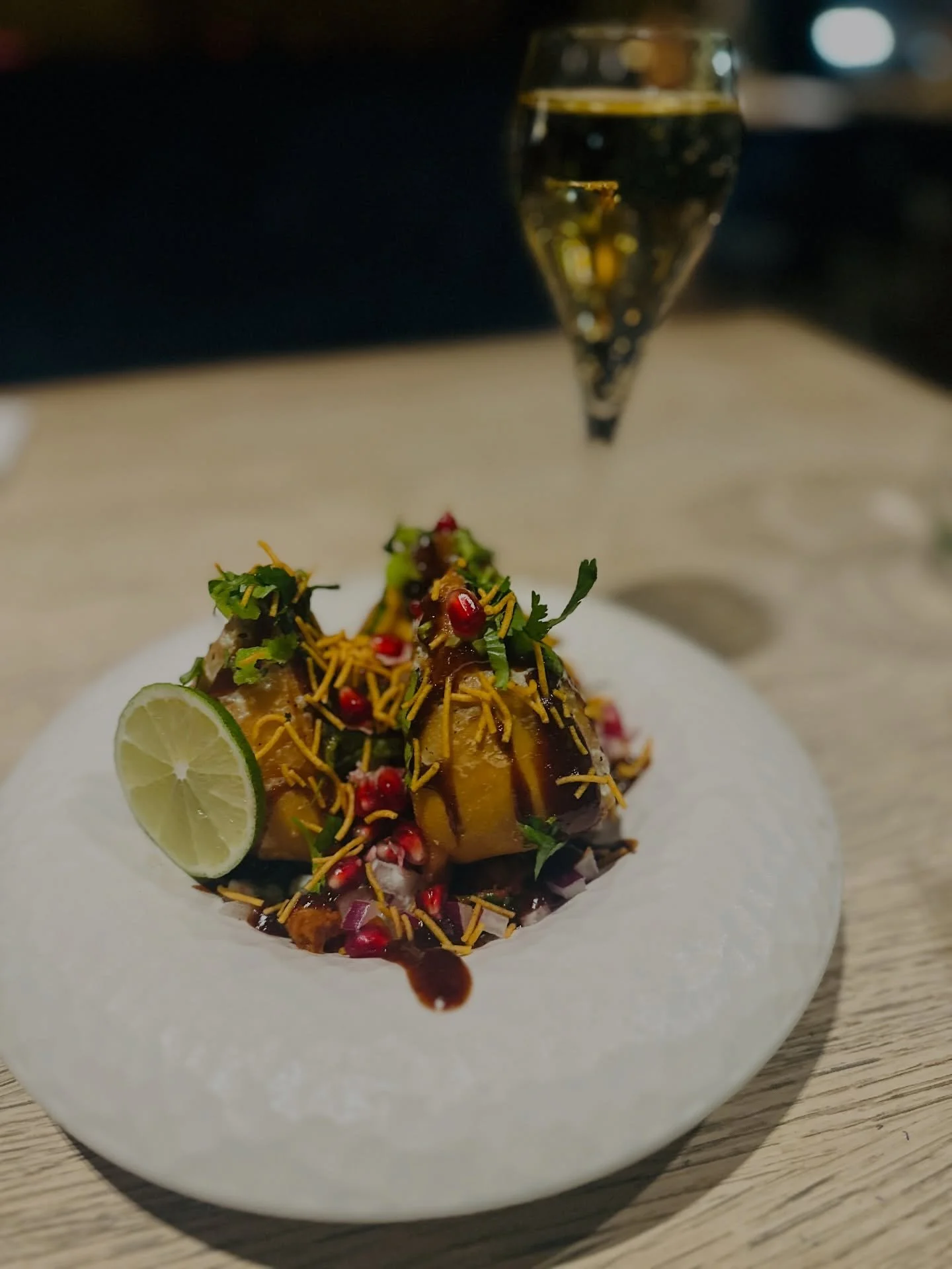 ✨ Ny forrett hos Sanjay&rsquo;s ✨
Samosa Chaat &ndash; spr&oslash; samosa toppet med s&oslash;t-syrlig chutney, friske urter, granateple og crunch.
En eksplosjon av smaker i hver munnfull ❤️
Kom og smak noe helt nytt!
#samosachaat #nyrett#foodie#rest