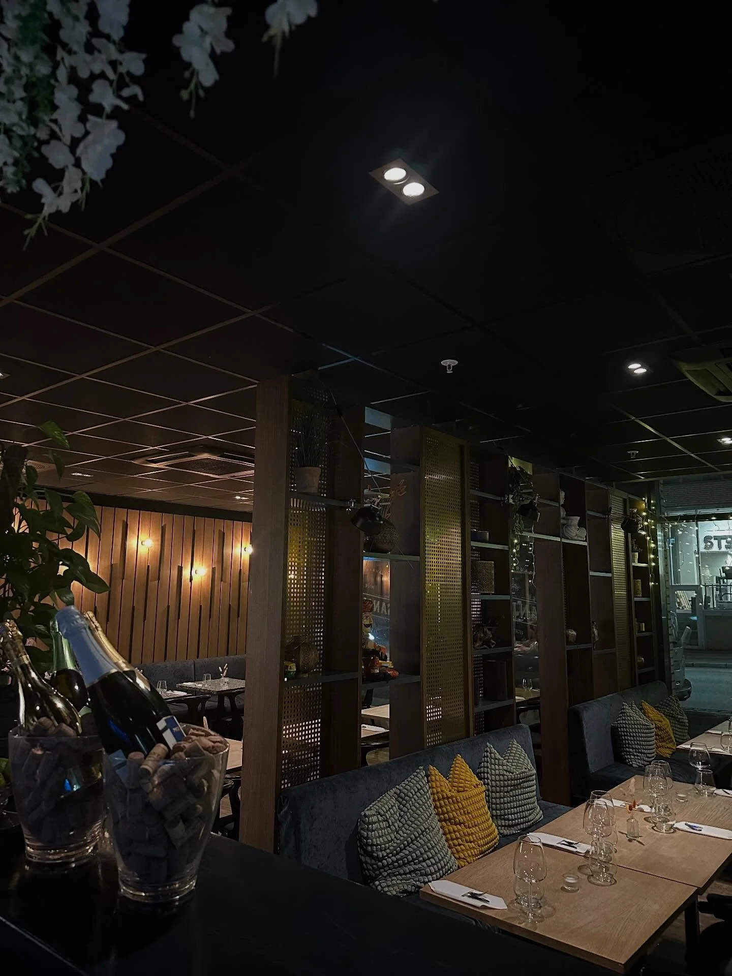 🥂 En vennlig atmosf&aelig;re hos Sanjay&rsquo;s.

En god drink, latter og gode samtaler, alt starter her. Sk&aring;l!🍾

📍 l&oslash;renveien 44, 0585 Oslo
📞 22 22 26 00
🌐 sanjays.no

#drink #mocktail #cuisineindien #oslorestaurants #restaurant #g