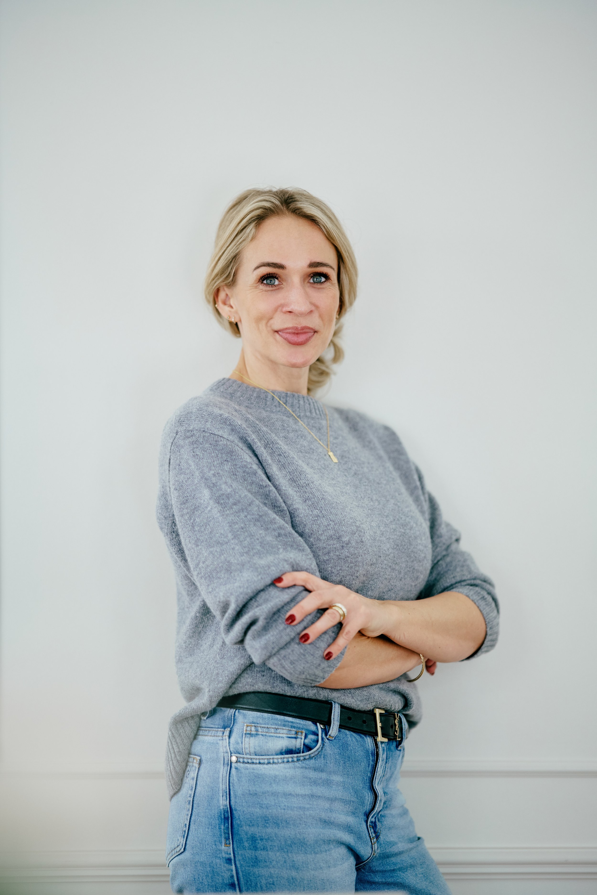 En troværdig og erfaren kvindelig psykoterapi der tilbyder in nærværende samtaler og forløb for individuelle, par eller familier.