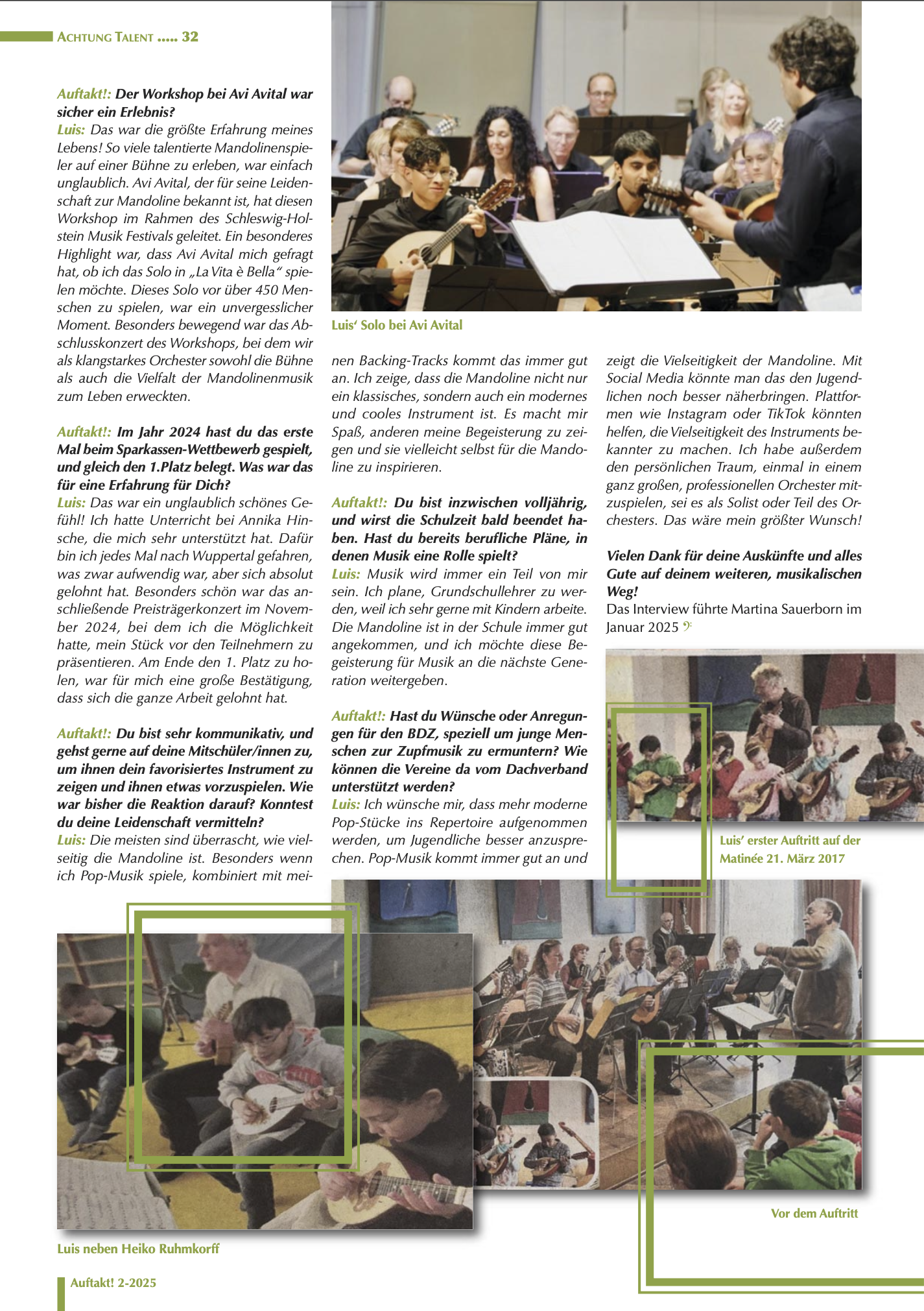 Fotografie von mehreren Kindern, die Gitarre spielen, in einem Musikraum, mit einer Person am Dirigenten. Im Hintergrund ein Orchester, sitzende Erwachsene.