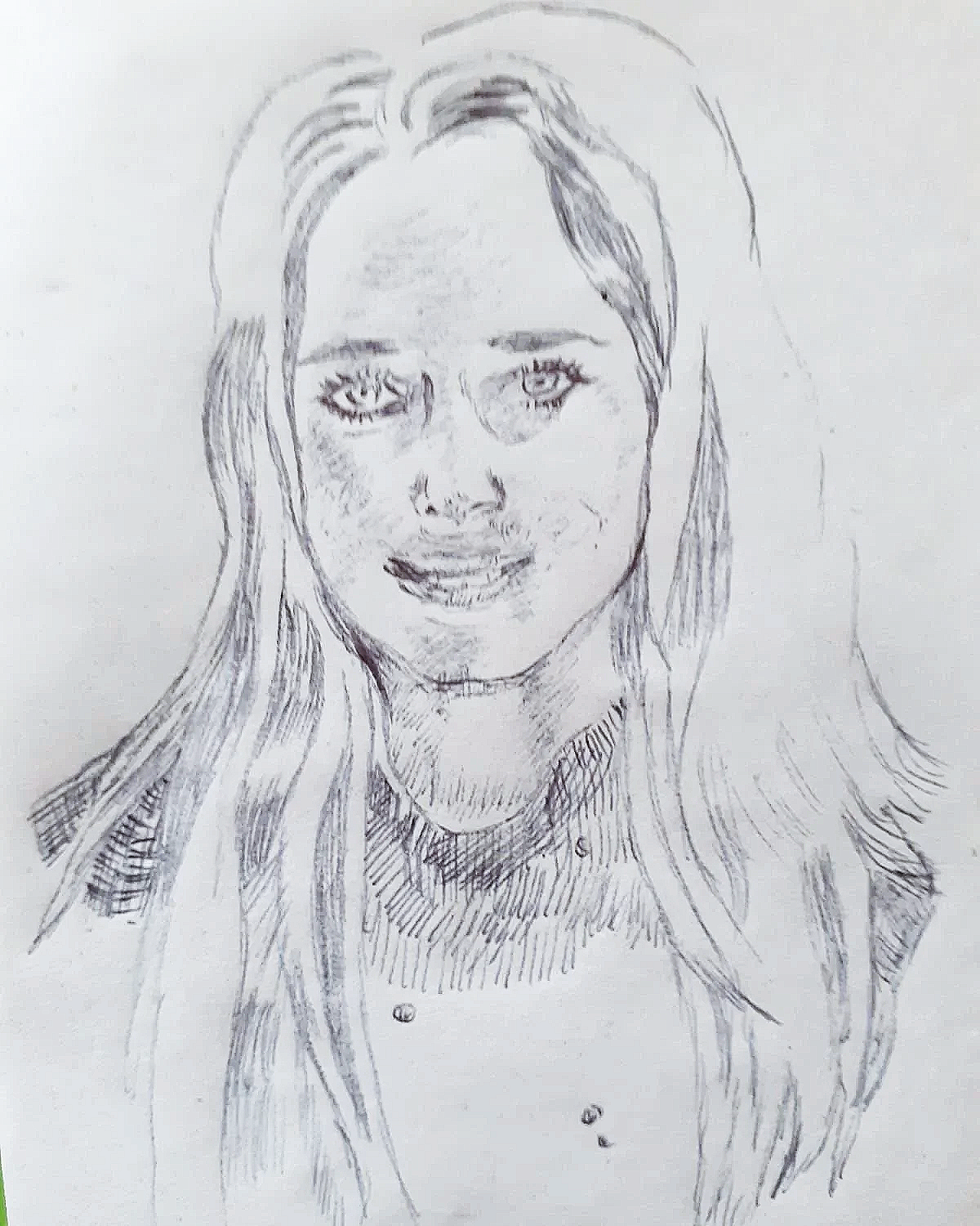 Schets van een vrouw met lange haar, lachend, getekend in potlood.