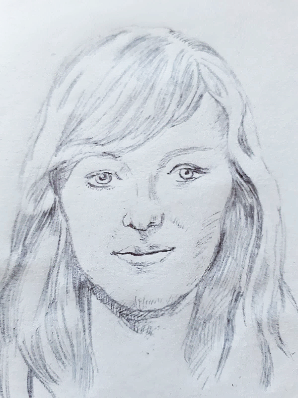 Potloodschets van een jonge vrouw met lang haar en een lichte glimlach.