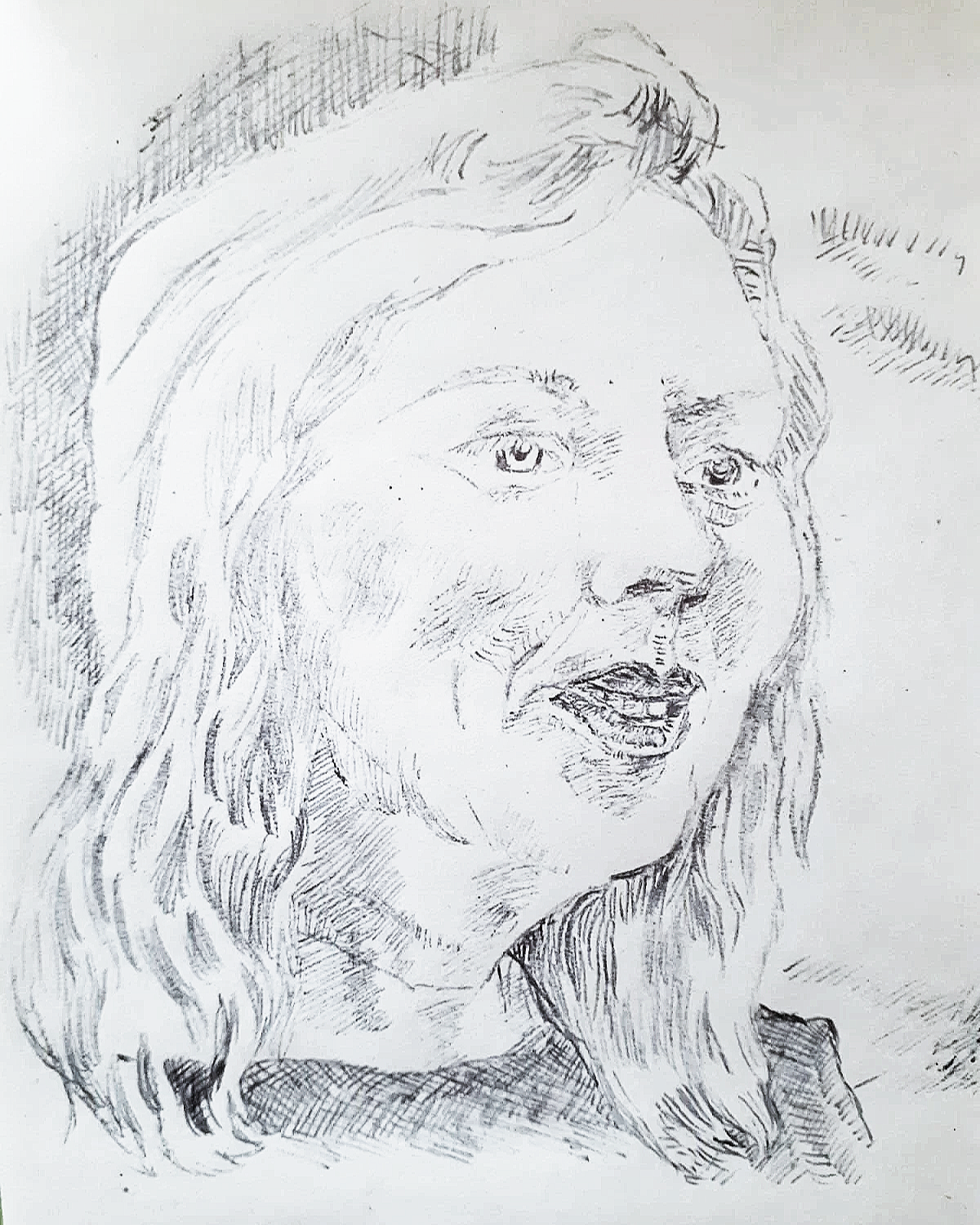 Potloodschets van een vrouw met lang, golvend haar en open mond.