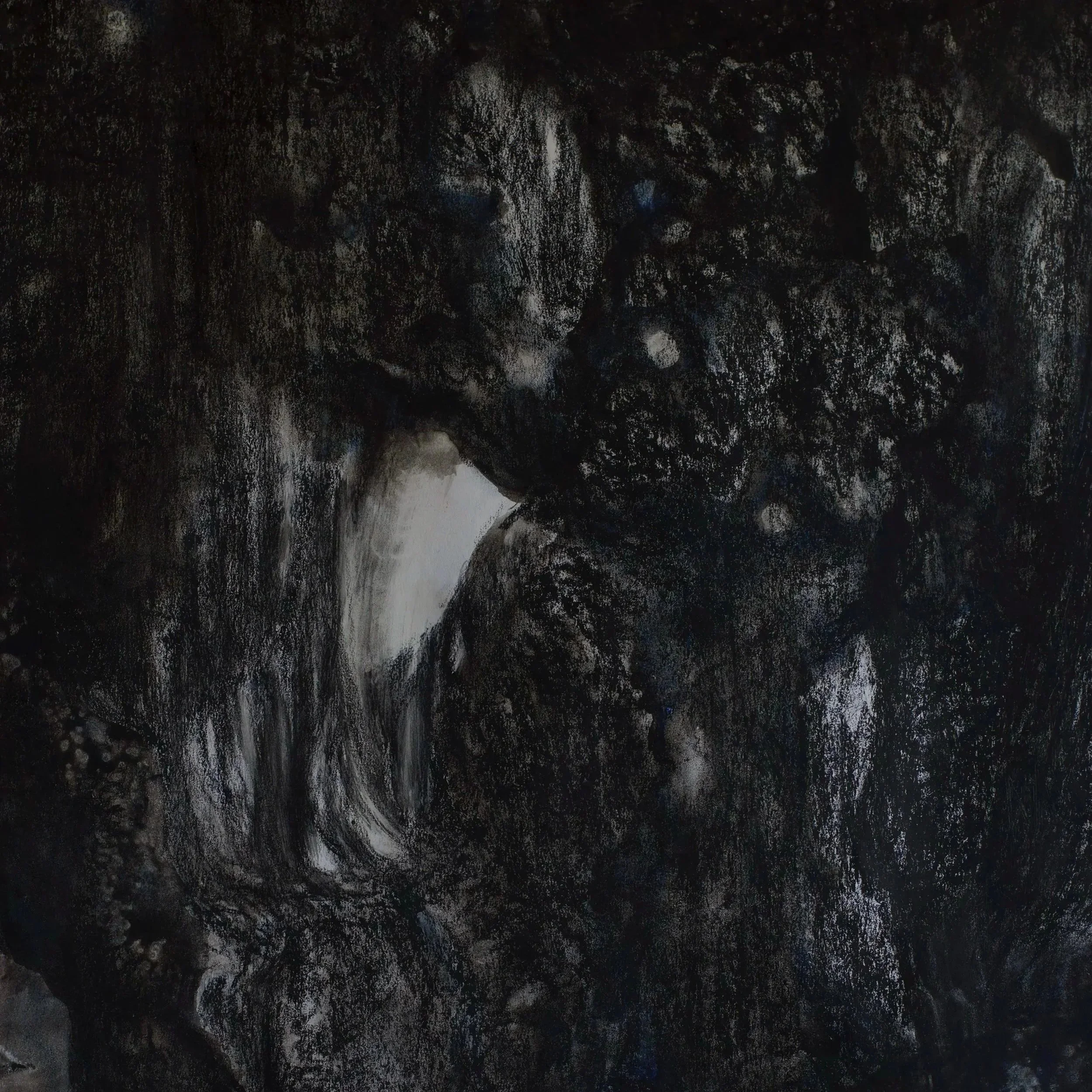 Une peinture abstraite avec des couleurs principalement noires, blanches et grisées, représentant une composition artistique non figurative.