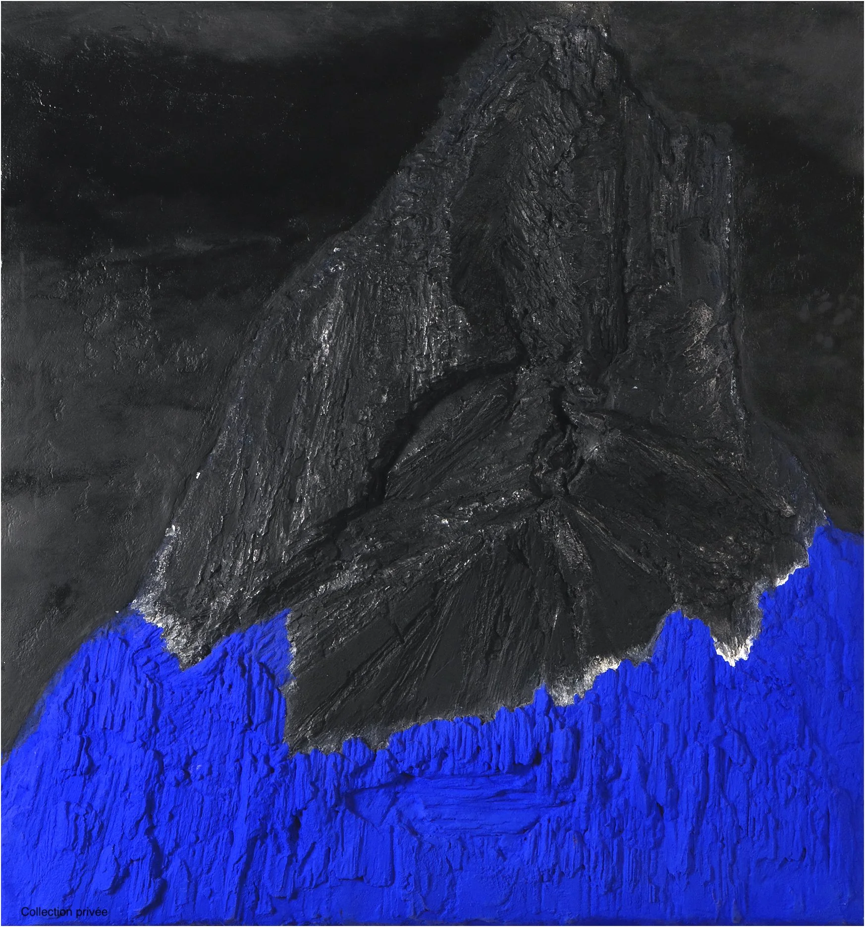 Une peinture abstraite représentant une montagne noire avec une base en bleu vif et un ciel sombre.
