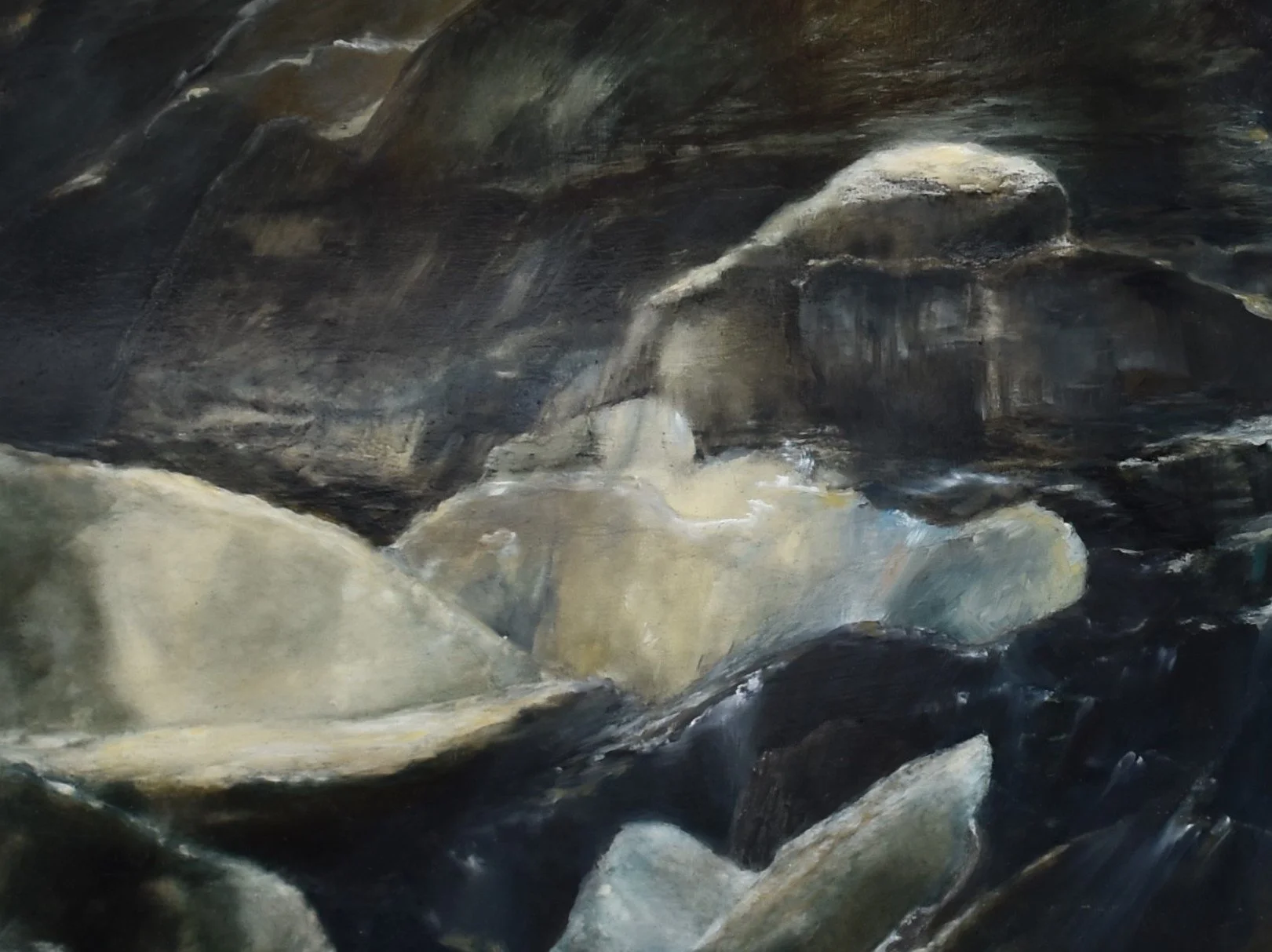 Peupliers et rochers dans une rivière ou un torrent