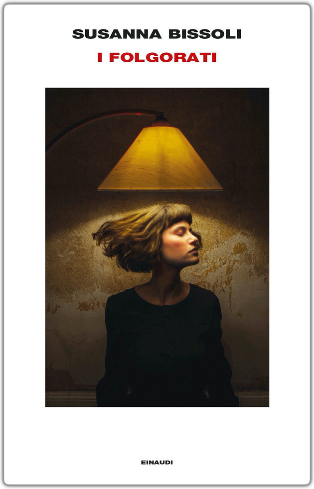 Book cover featuring a woman with short wavy hair, illuminated by a yellow lampshade, against a textured, weathered wall. The title is 'I FOLGORATI' and the author is Susanna Bissoli, published by Einaudi.
