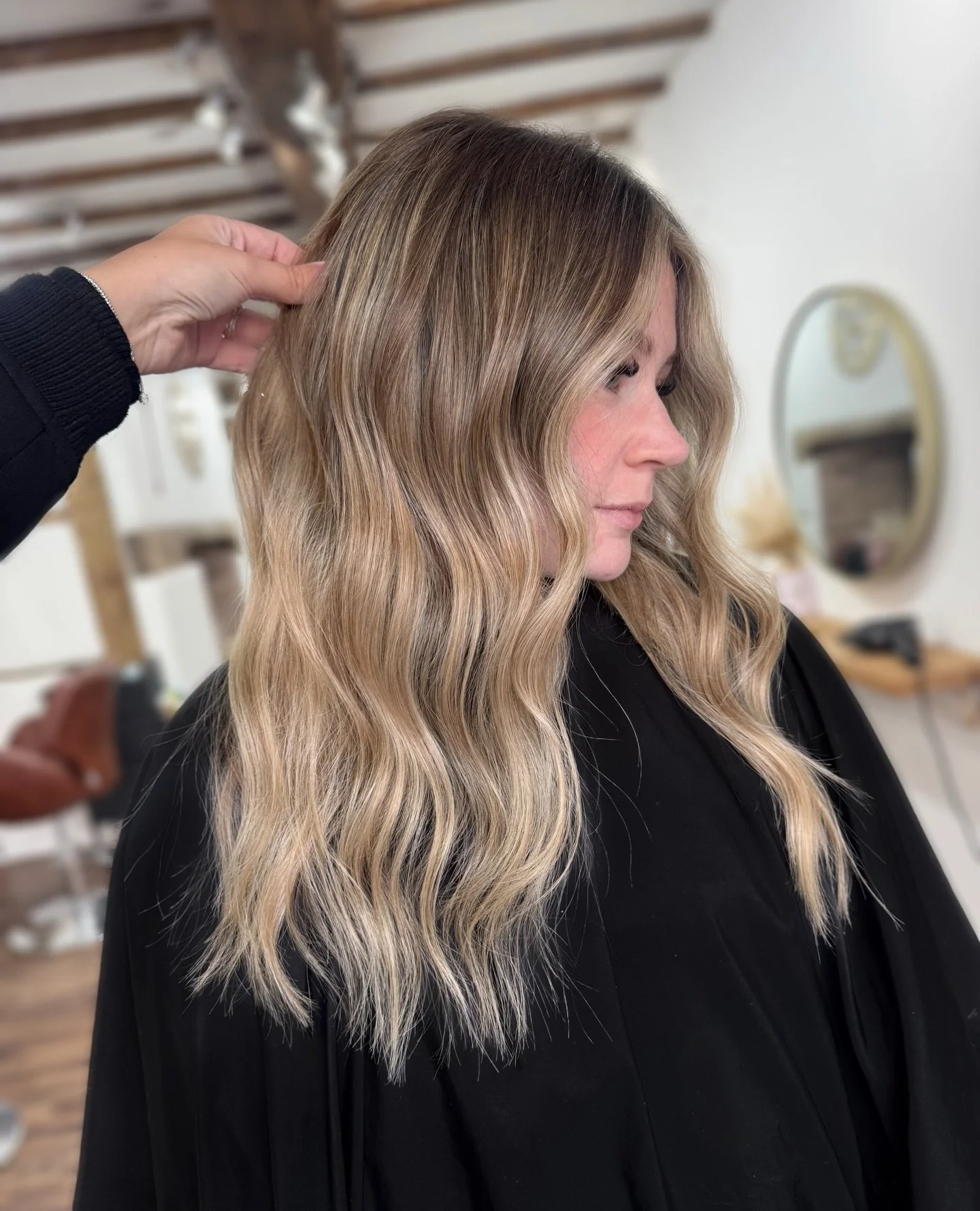 Sandstone Blonde 

There is a huge difference between &ldquo;highlights&rdquo; and a custom-blended Balayage. For this look, we focused on:
&bull; Root Smudging: To ensure a seamless, soft grow-out .
&bull; Dimension: Keeping some of those natural wa