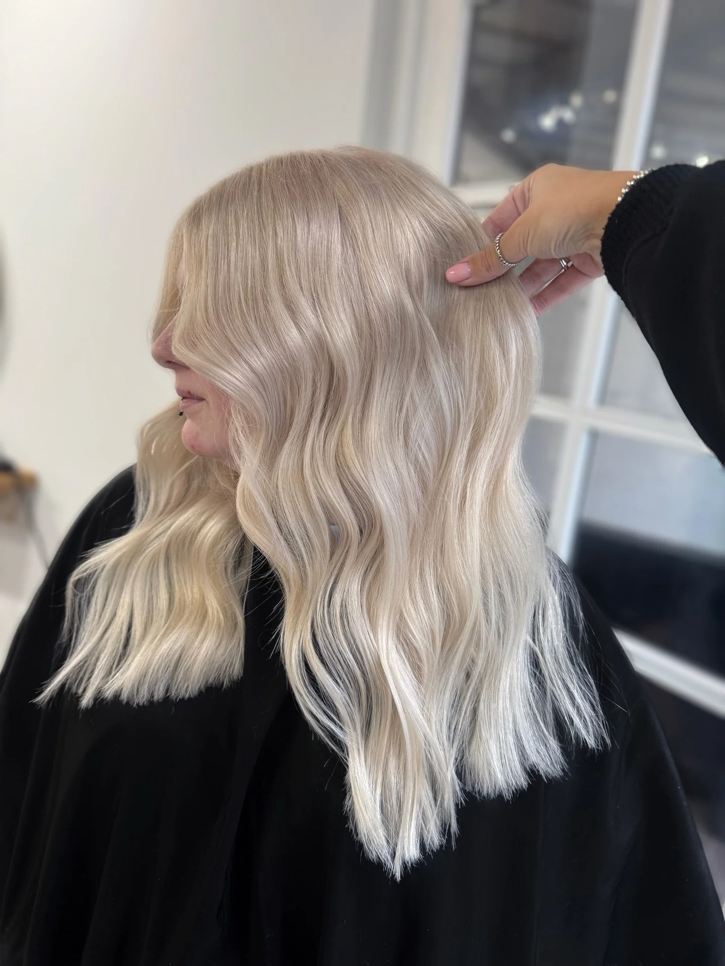 Frosted platinum. 
Professional blonding isn&rsquo;t just about the color; it&rsquo;s about the health of the cuticle. By incorporating a bond-protector in every step of the lightening process, we achieved this ultra-bright result while keeping the h