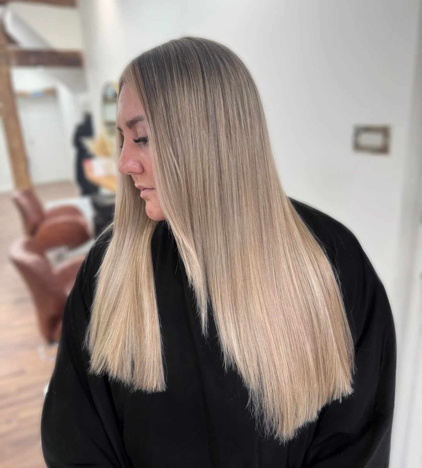 The Soft Neutral Blonde

This shade is a balanced neutral blonde &mdash; meaning it sits perfectly between warm and cool.
It reflects light softly without pulling yellow, gold, or grey, which is what gives it that smooth, expensive finish.

By liftin