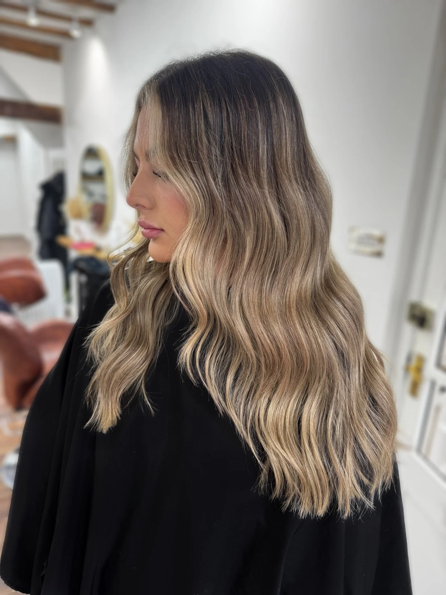 Soft, blended blonde with natural depth at the root ✨
Brightened through the mids and ends for a seamless, lived-in finish

#livedinhair #bronde #dimensionalblonde