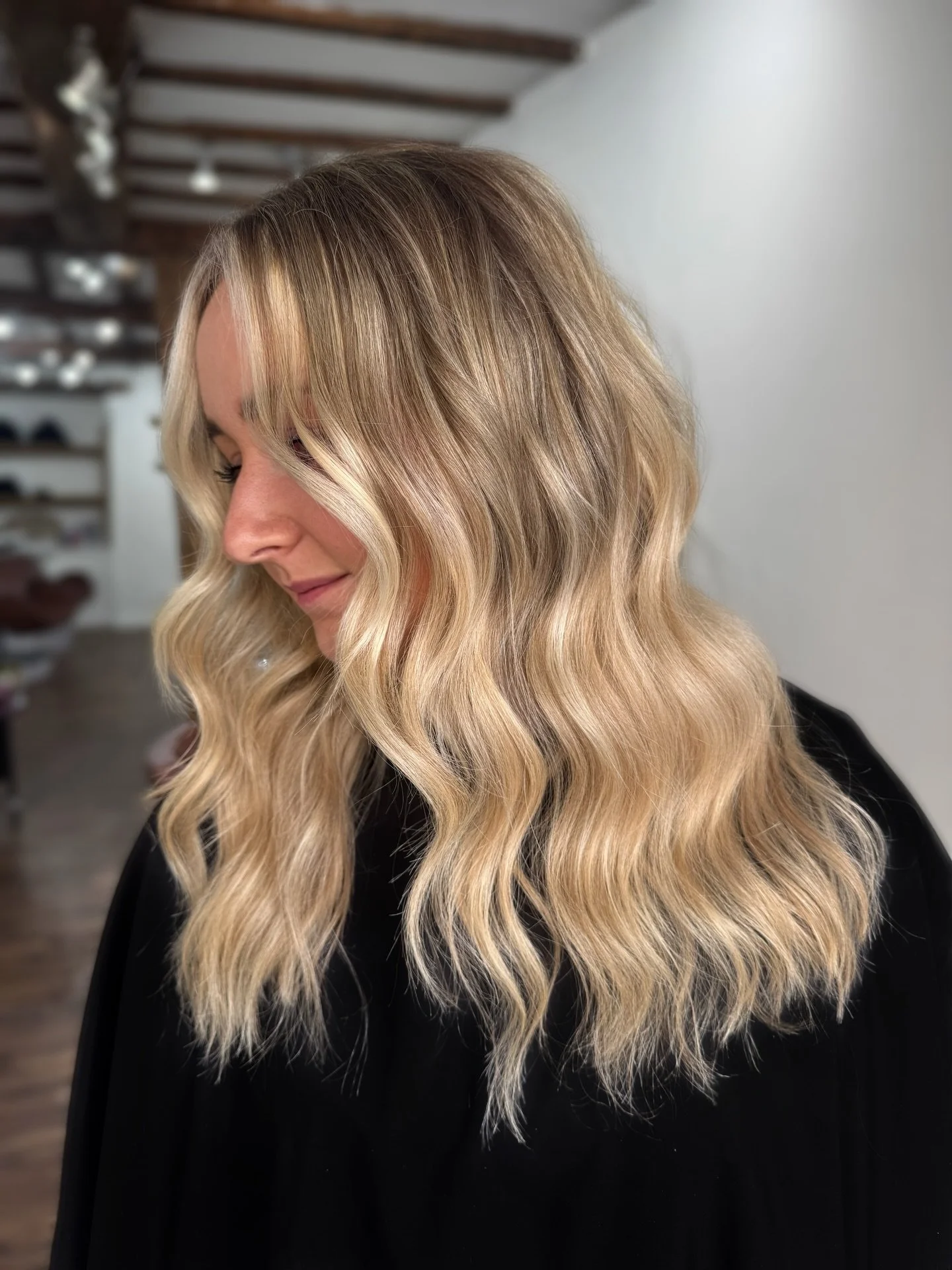 A dimensional blonde with subtle root depth and bright, creamy ribbons through the mids and ends 
Designed for softness, shine, and a beautiful grow-out

#blonde #livedinhair #blondespecialist
