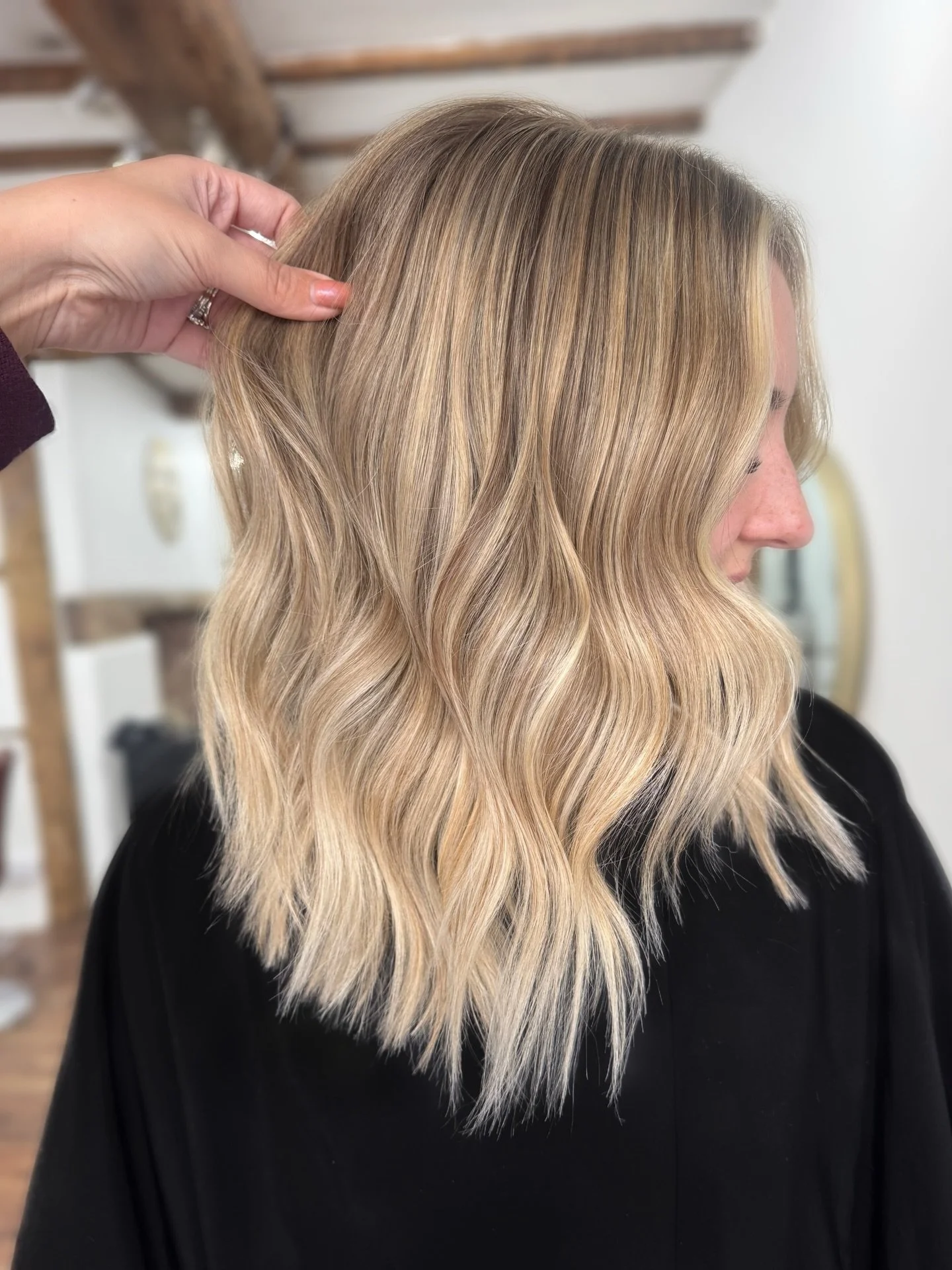 Blonde doesn&rsquo;t have to be high maintenance ✨
By leaving natural depth at the root and focusing brightness through the ends, this grows out seamlessly and stays looking fresh for longer