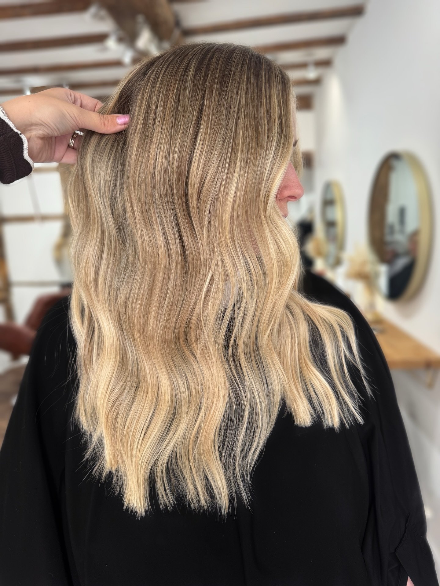 This is why placement matters ✨
Not just highlights&hellip; it&rsquo;s how they&rsquo;re placed
Fine weaving creates a diffused root, while free hand-painting adds brightness and dimension through the lengths

The result? A seamless blend that grows 