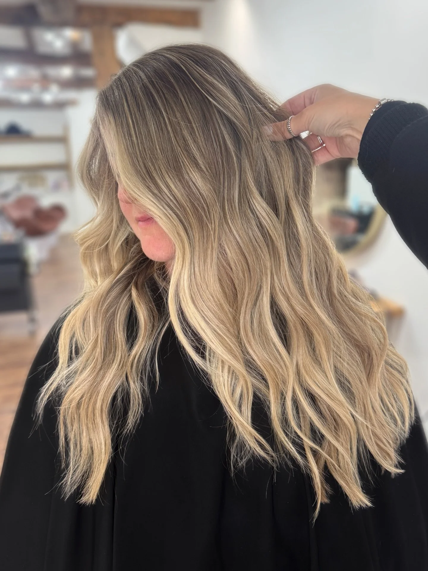 The secret to a natural-looking blonde is all in the placement. Fine weaves create softness, brighter pieces add impact, and a creamy toner ties everything together beautifully ✨