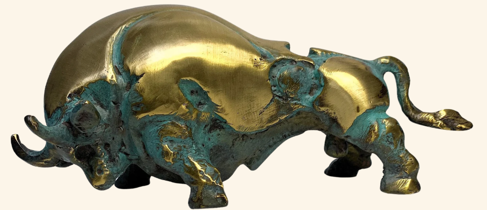 Skulptur eines Bullen, aus Metall, mit einer gold- und türkisfarbenen Oberfläche.