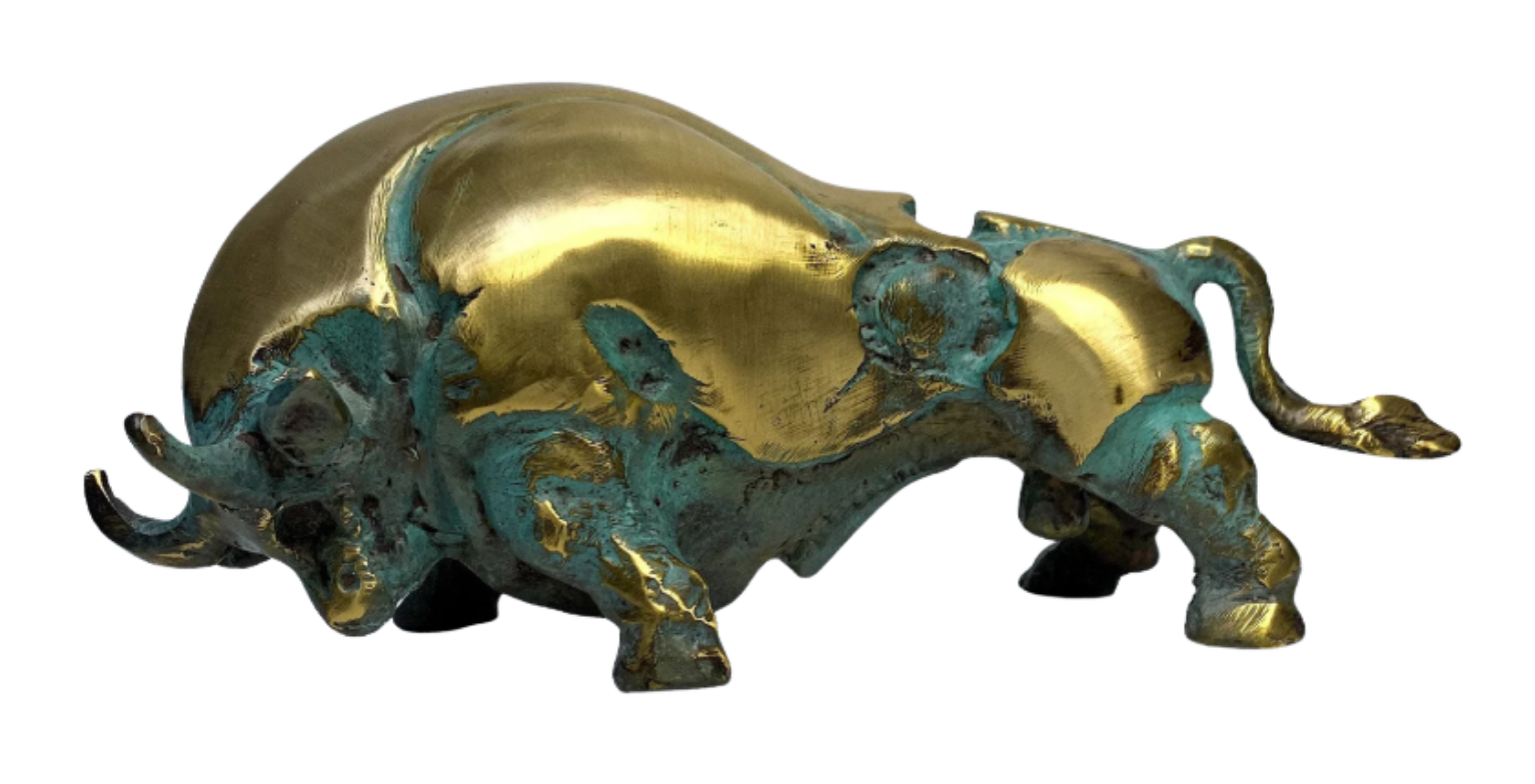 Bronzefigur eines liegenden Nashorns mit goldfarbenem Rücken und grünlich-blauer Patina auf den Beinen und im Kopfbereich.