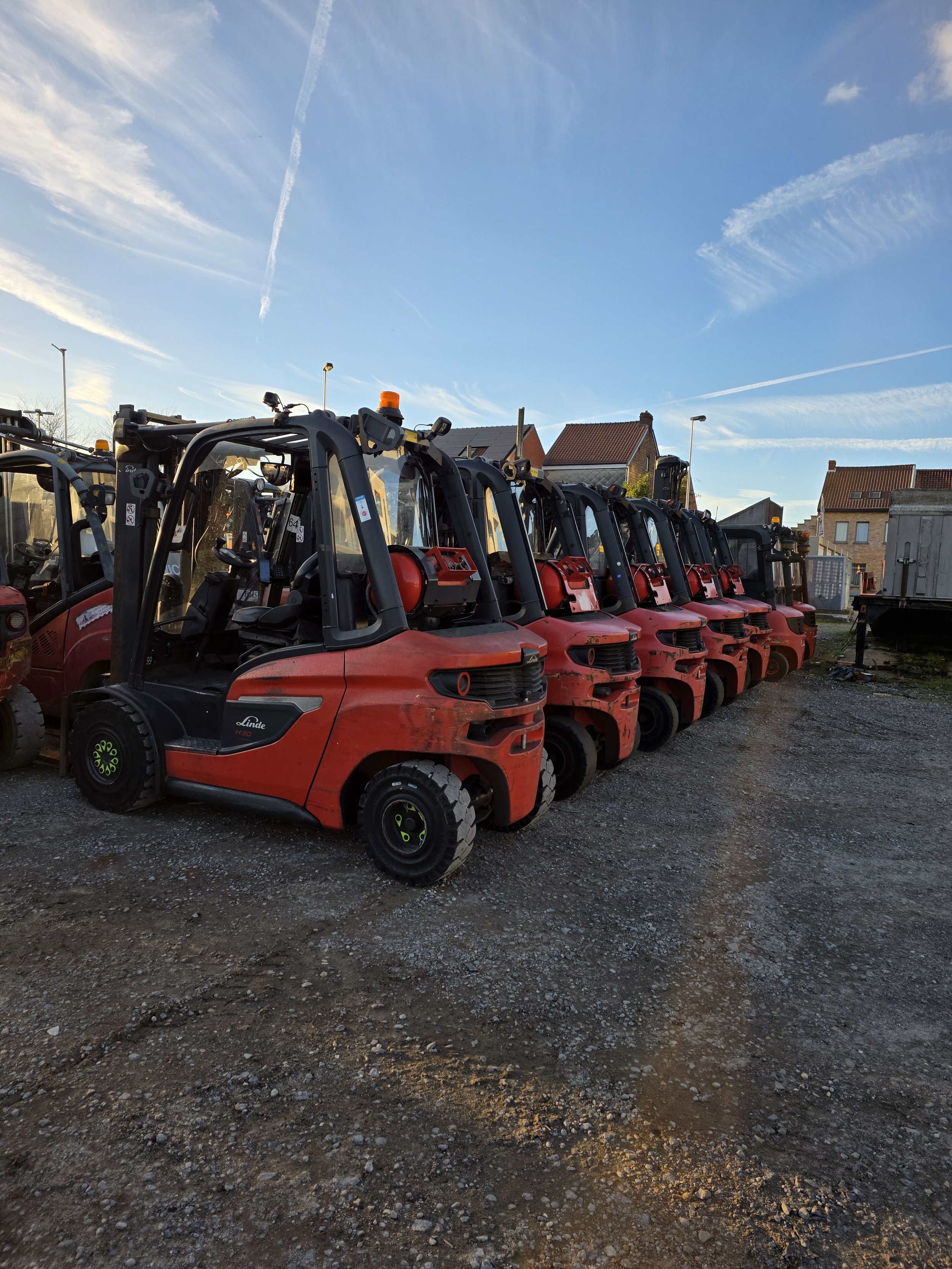 Row of used Linde counterbalance forklifts for sale at VIMEX Comines, Belgium