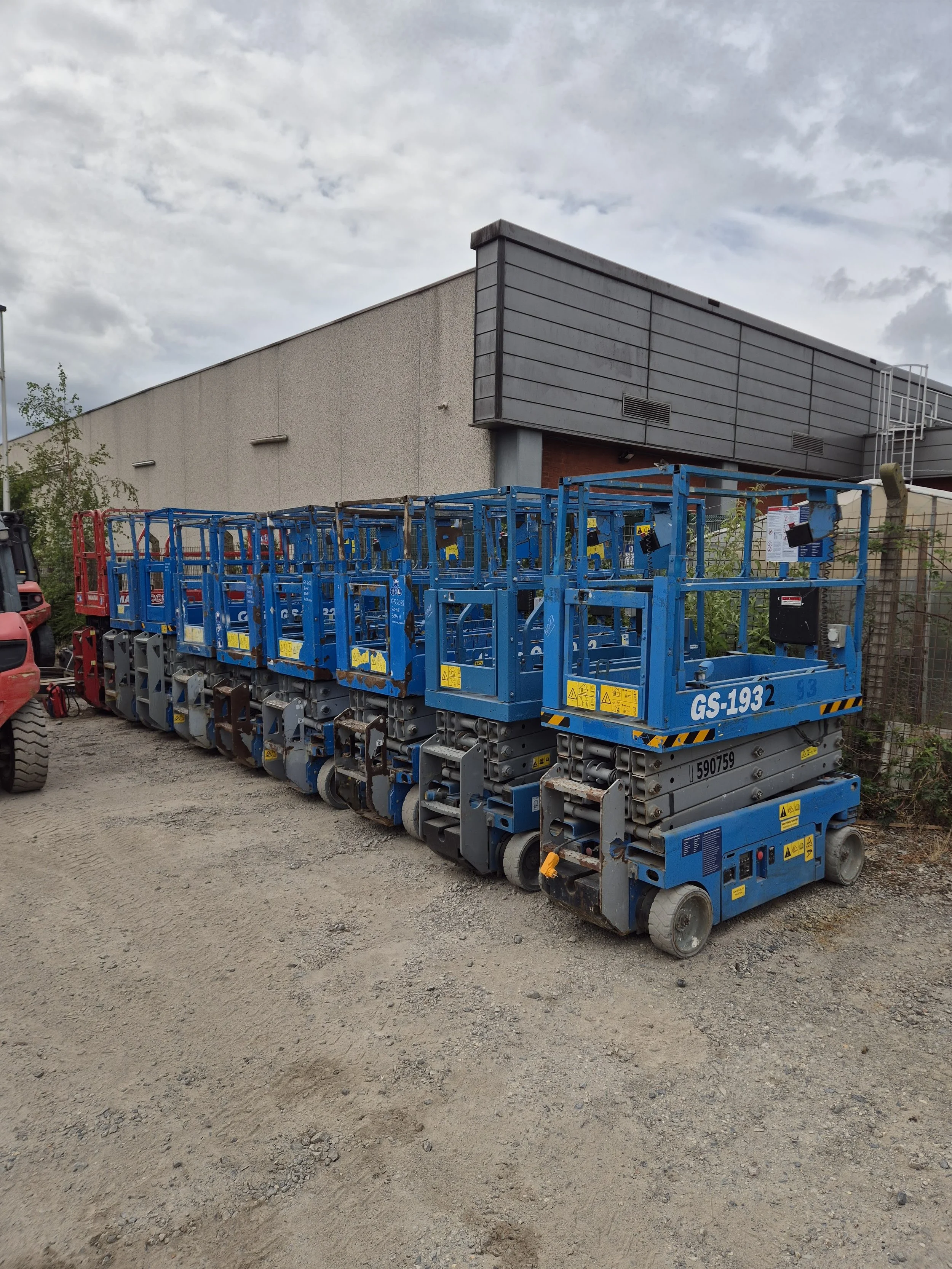 Used Genie and Skyjack scissor lifts in the VIMEX warehouse in Comines, Belgium