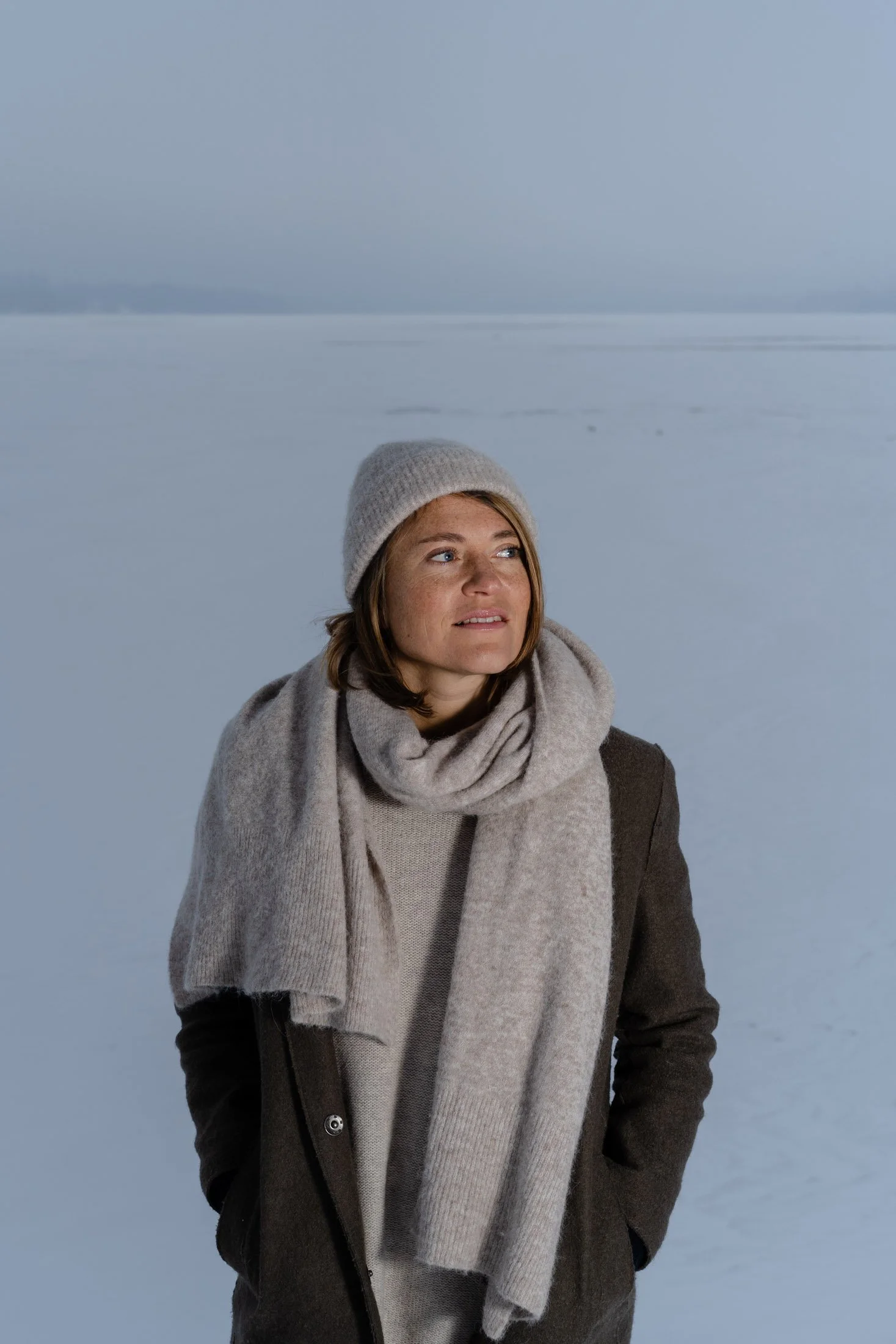 Actress Inka Kallen photographed for Inhimillisiä Uutisia