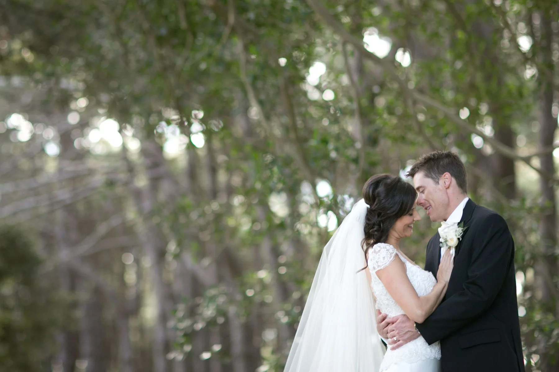 sydney-wedding-photography-bride-groom-forest-kiss.jpg