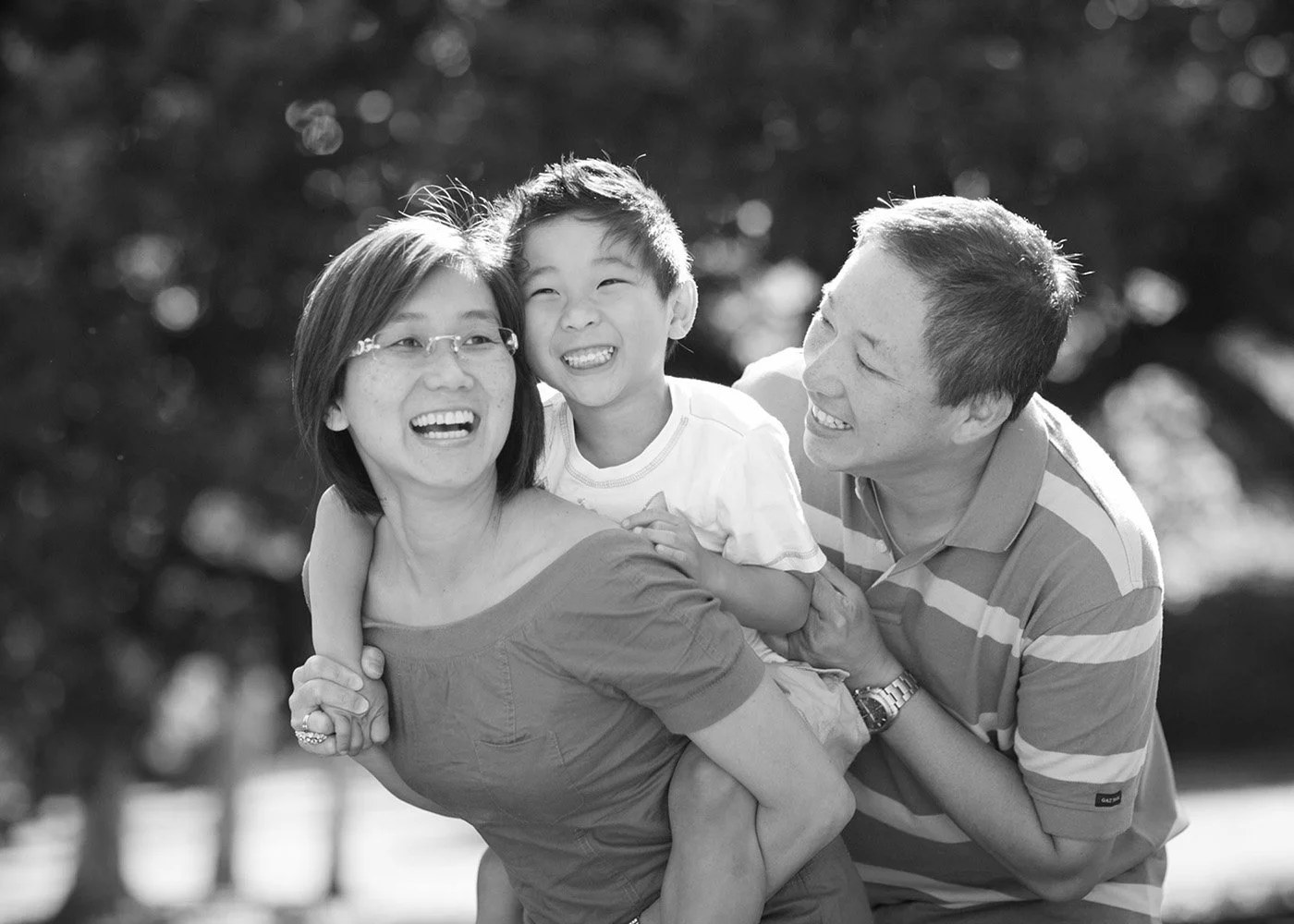 sydney-family-b&w-joyful-piggyback-portrait.jpg