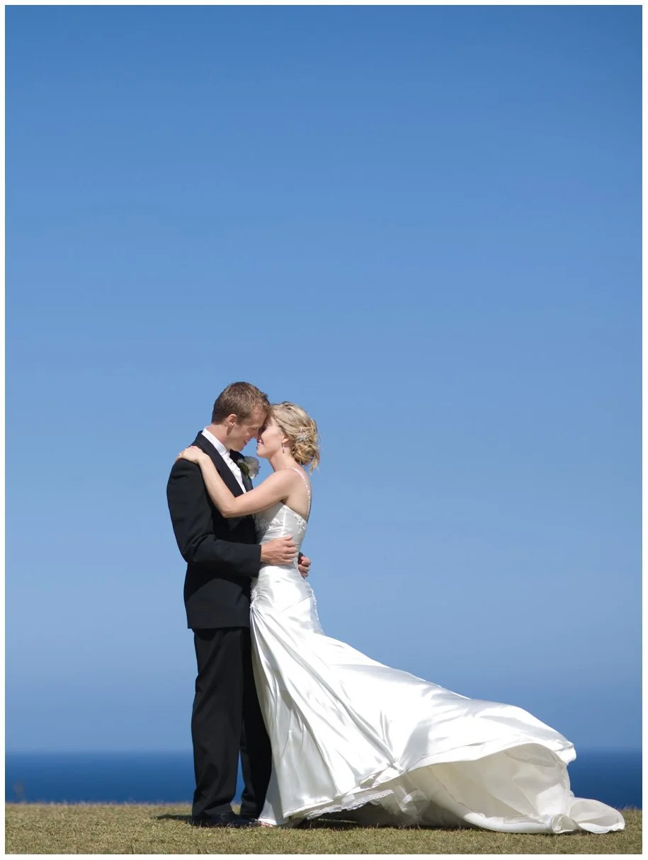 Bridal couple embrace ta Vaucluse