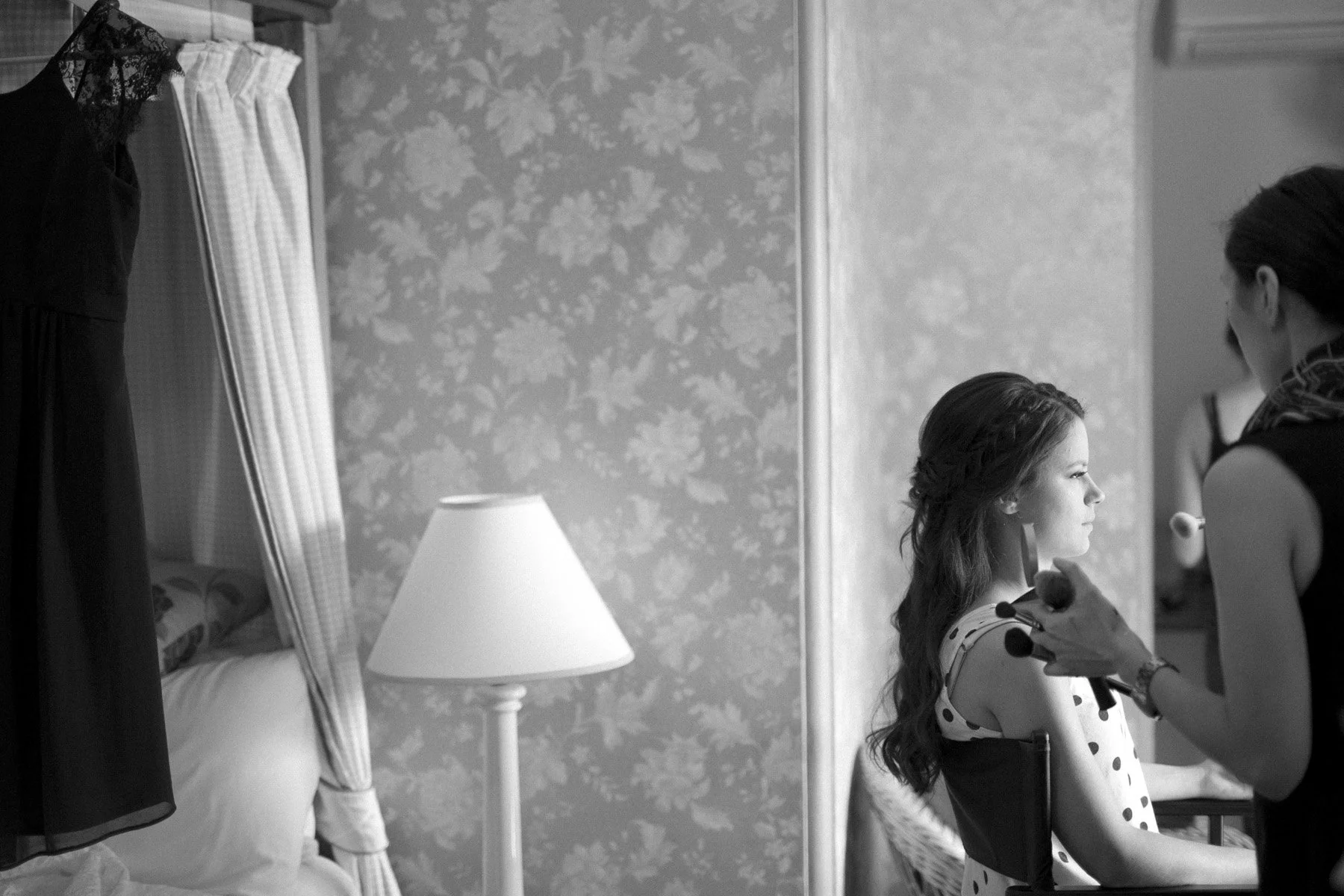 Final bridal makeup before the ceremony