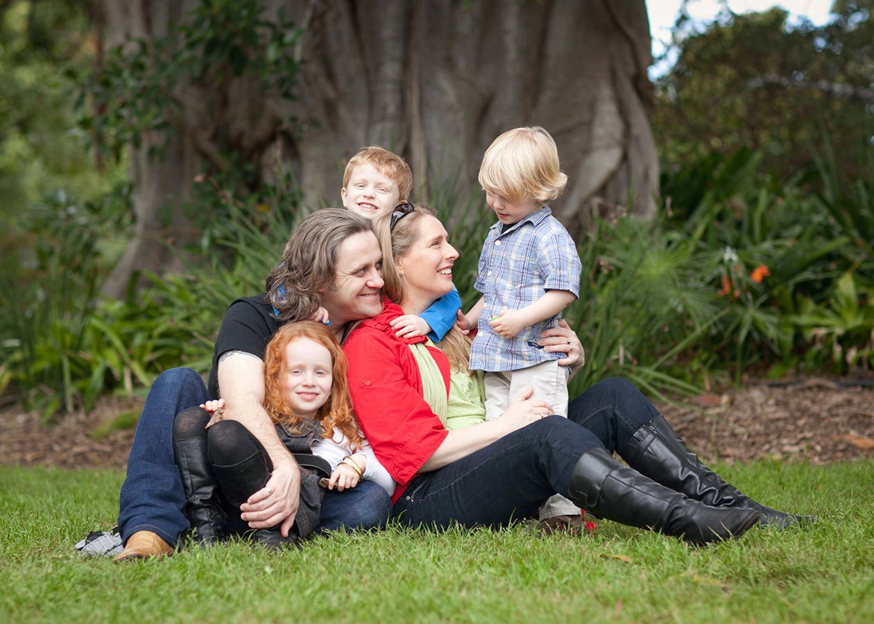 sydney-family-portrait-relaxed-park-portrait.jpg