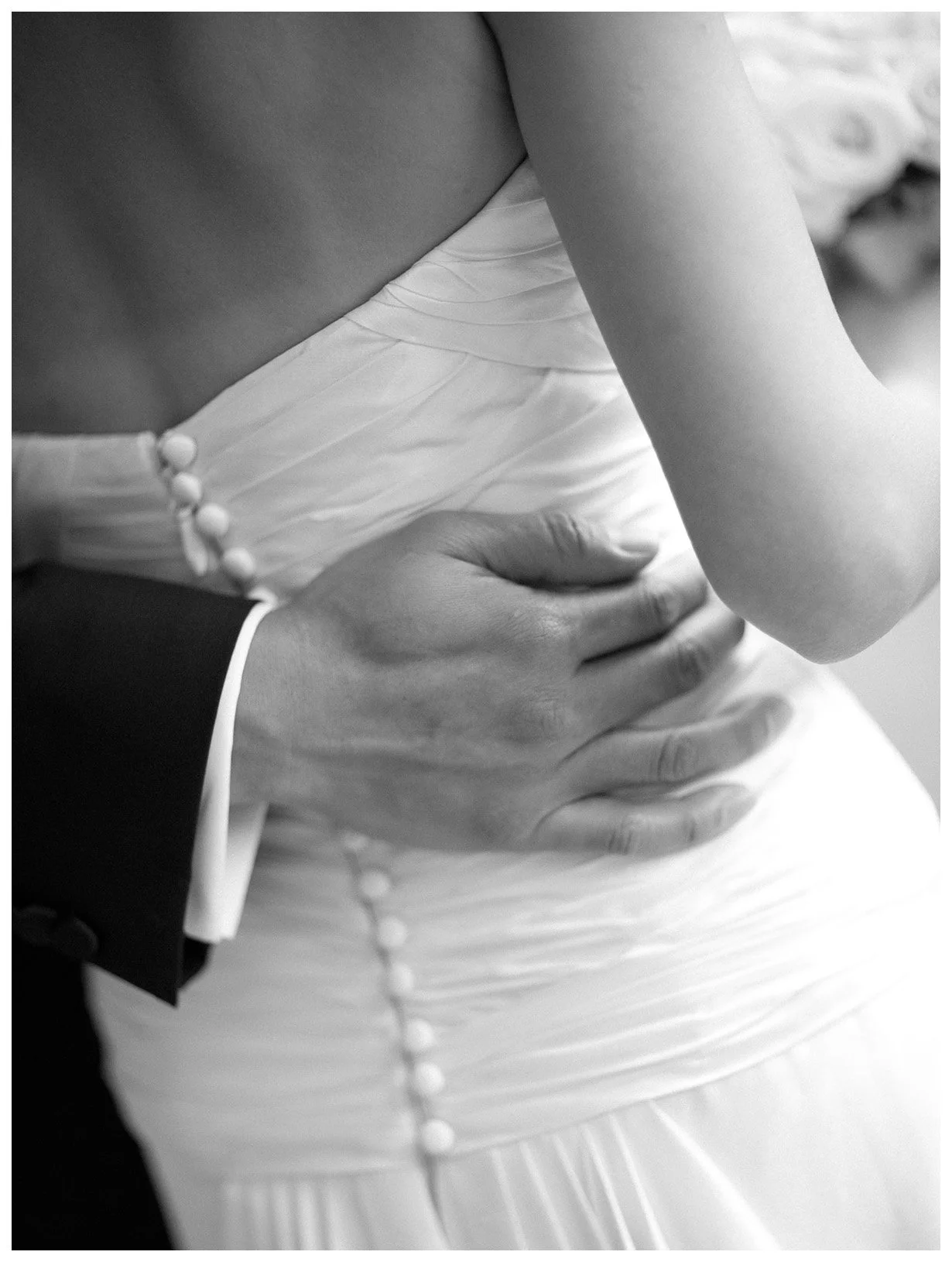 10-wedding-hand-around-waist.jpg
