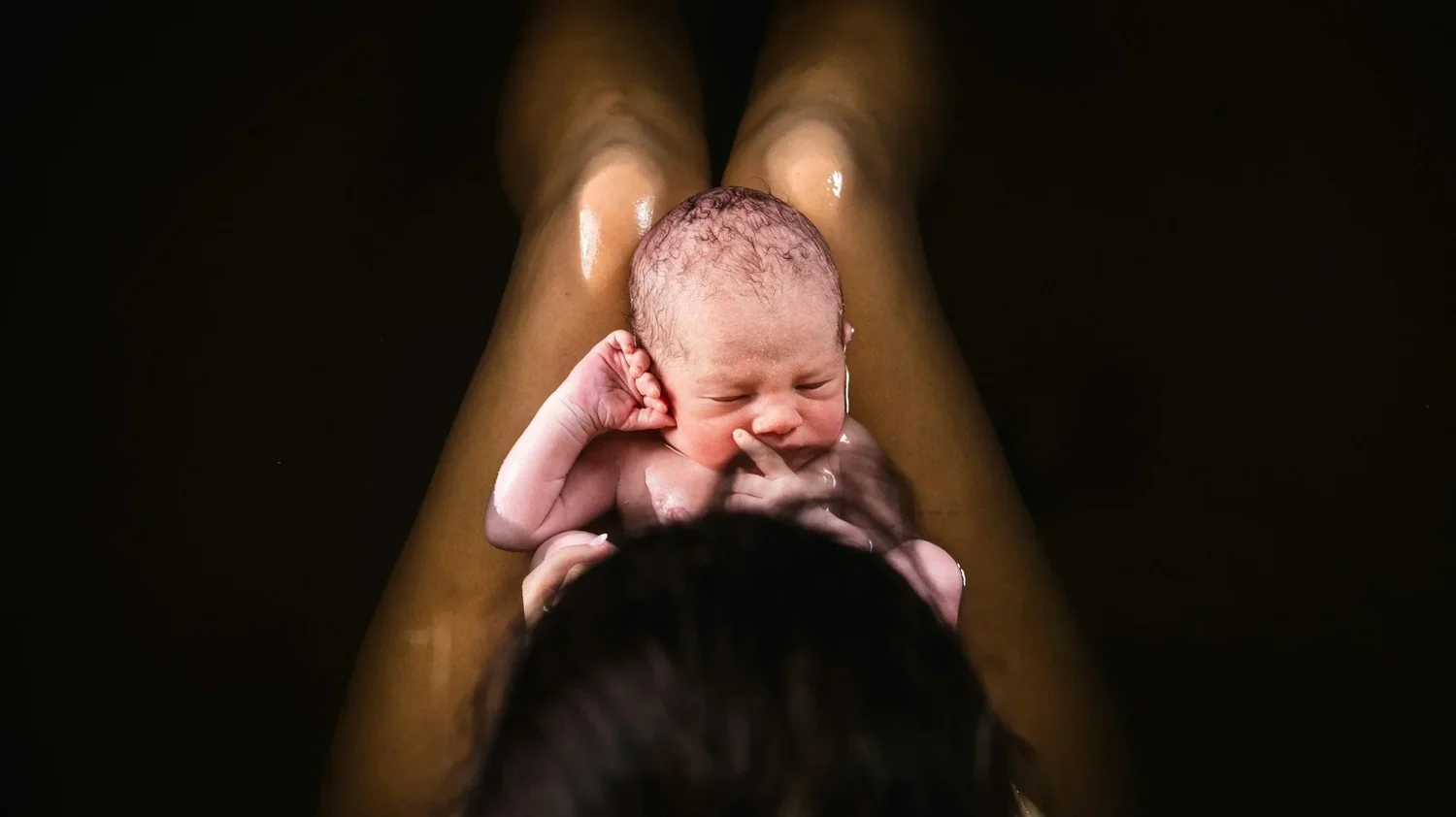 Pasgeboren baby bij moeder
