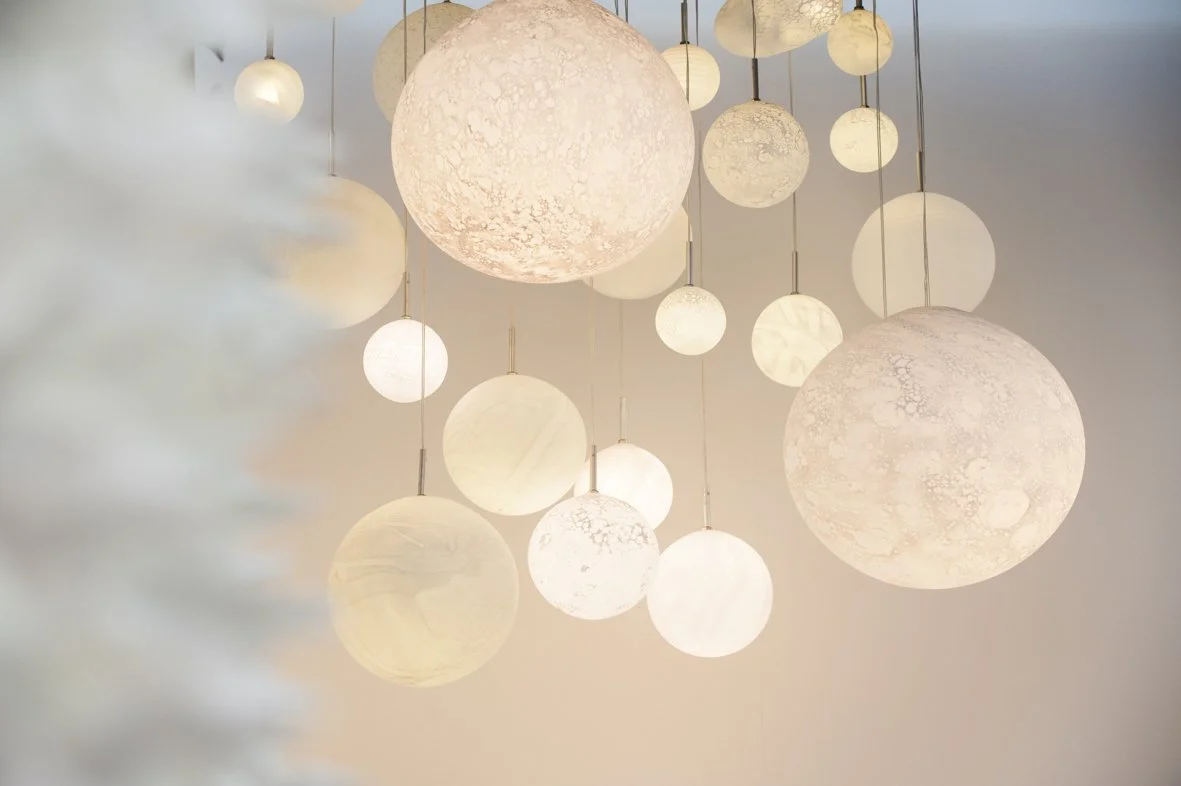 Un lustre moderne avec plusieurs globes lumineux suspendus au plafond.