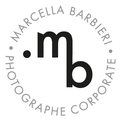 Logo avec les initiales 'm' et 'b' entourées du texte 'Marcella Barbierri Photographe Corporate'