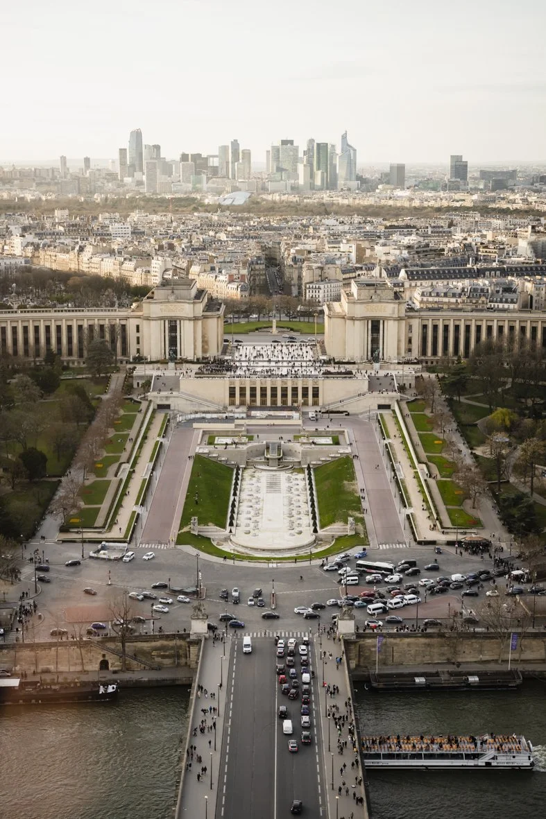 Vue aérienne du palais de Chaillot et du port de Paris, avec la Seine au premier plan.