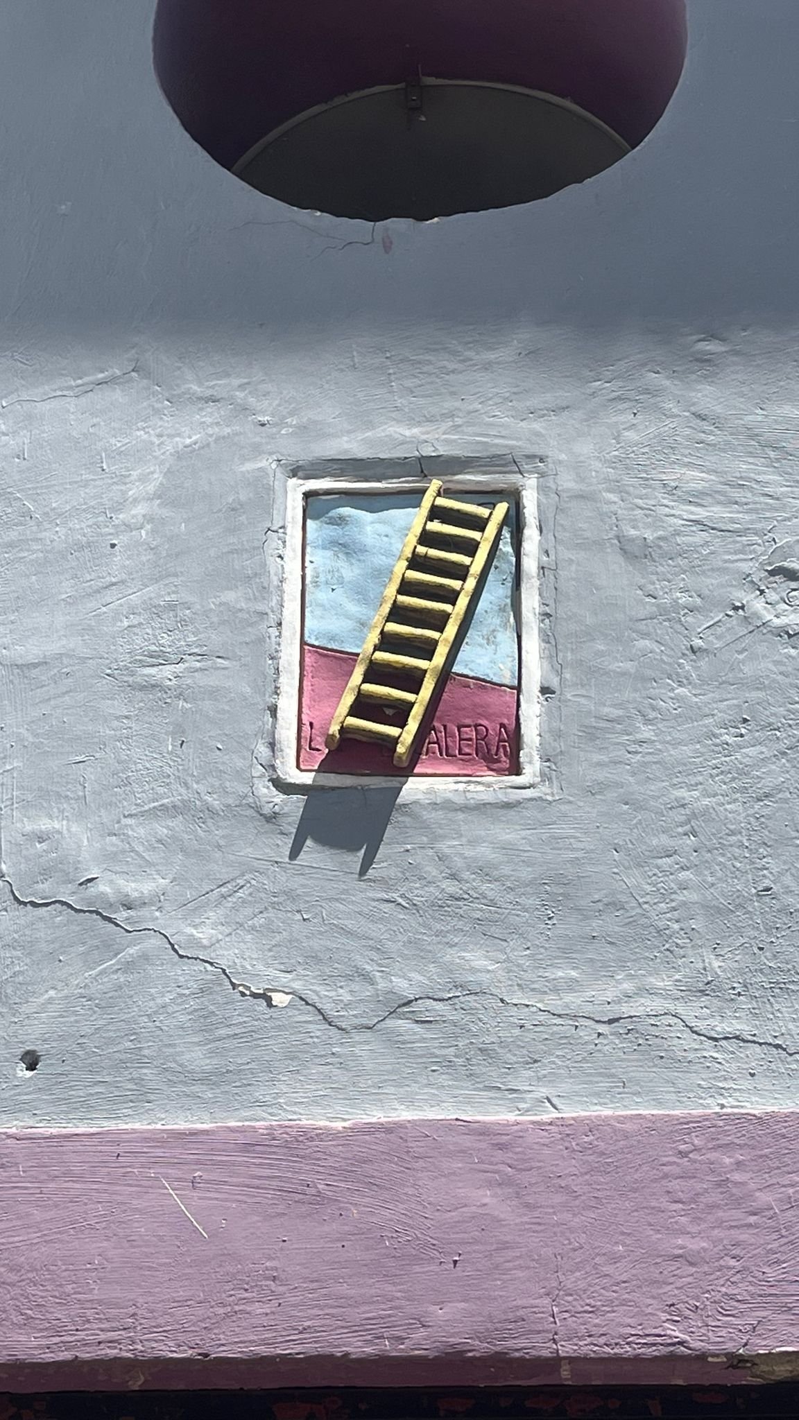 "La escalera", architectonic relief found in a wall in a house in downtown Guadalajara. Insired in the mexican card game "Lotería".