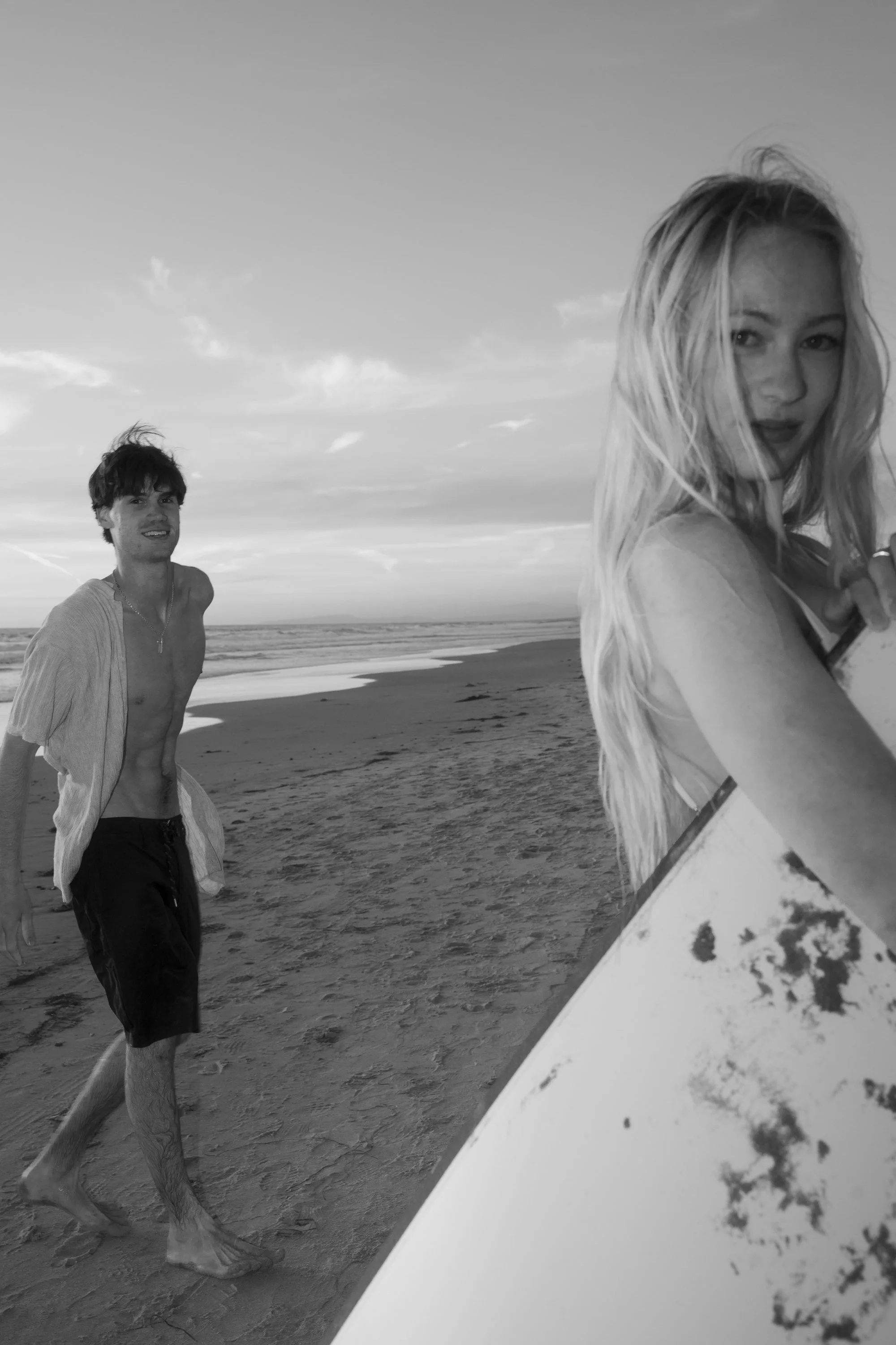 surf and love couple photoshoot san diego 