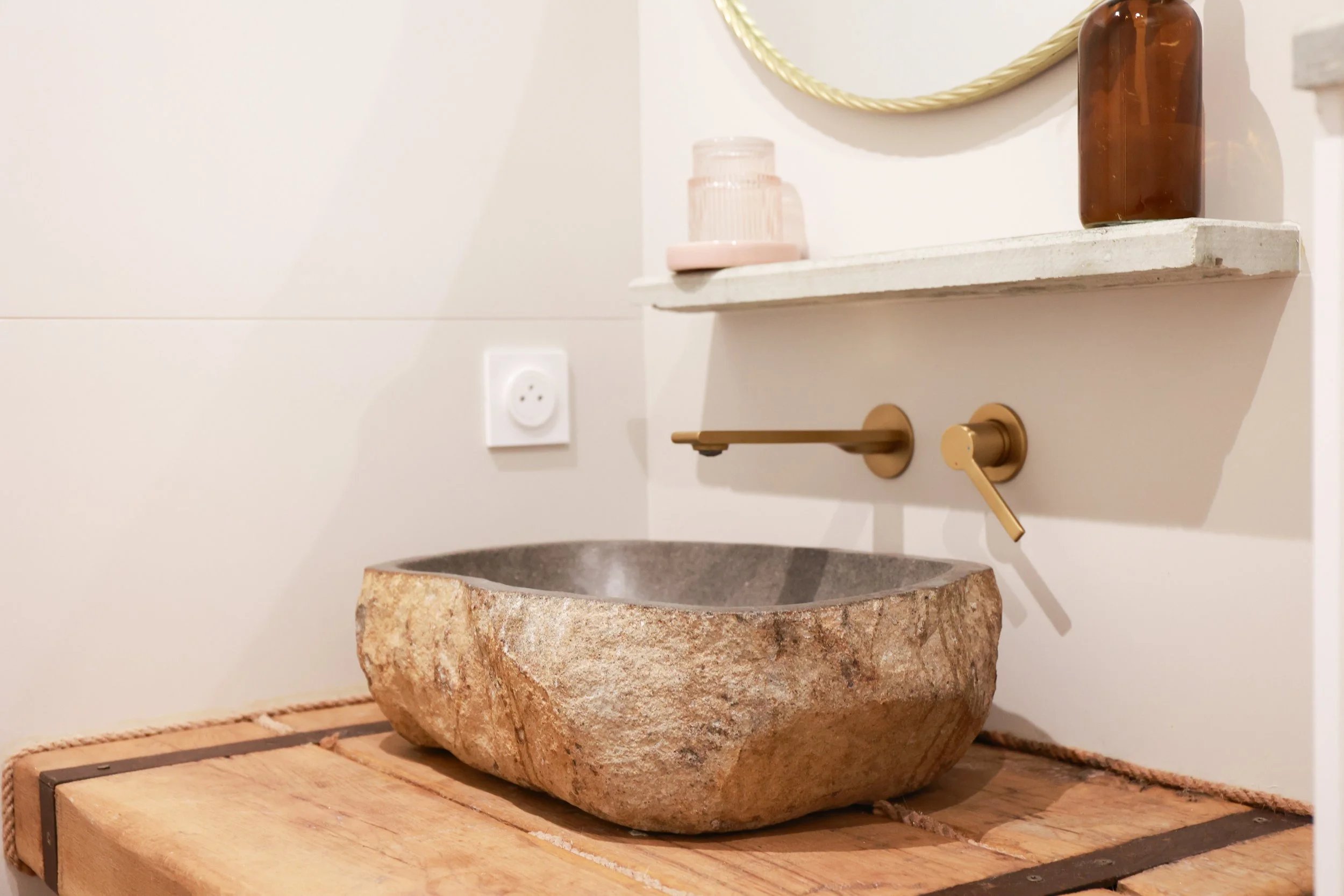 Un lavabo en pierre dans salle de bain, Casa l'Ombria à Nonza Cap Corse.