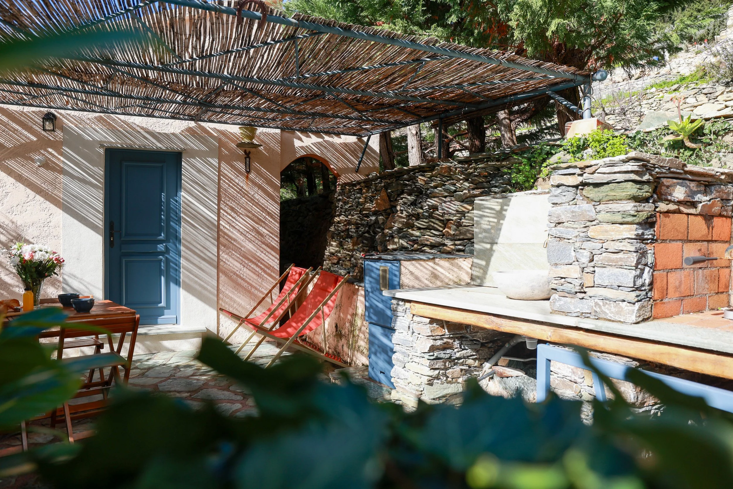 Terrasse ombragée avec pergola et barbecue en pierre, Casa di Lume à Nonza, Cap Corse