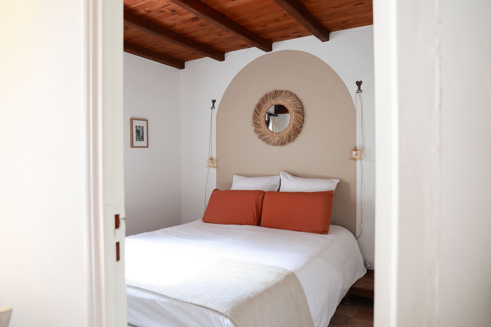 Chambre avec lit double, arche murale et poutres apparentes, Casa l'Ombria, Nonza Cap Corse