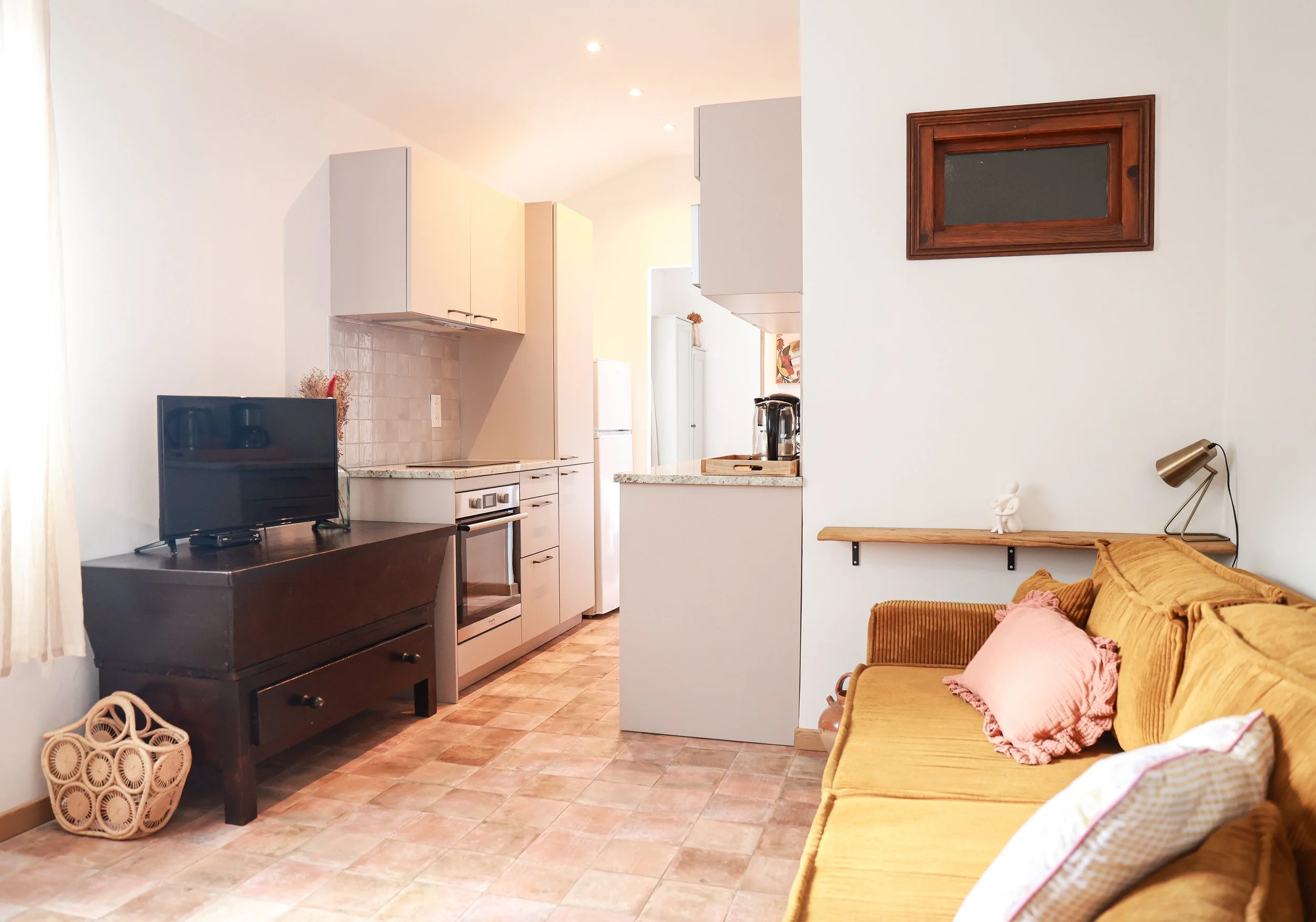 Pièce de vie avec canapé, télévision et cuisine ouverte, Casa di Lume à Nonza, Cap Corse