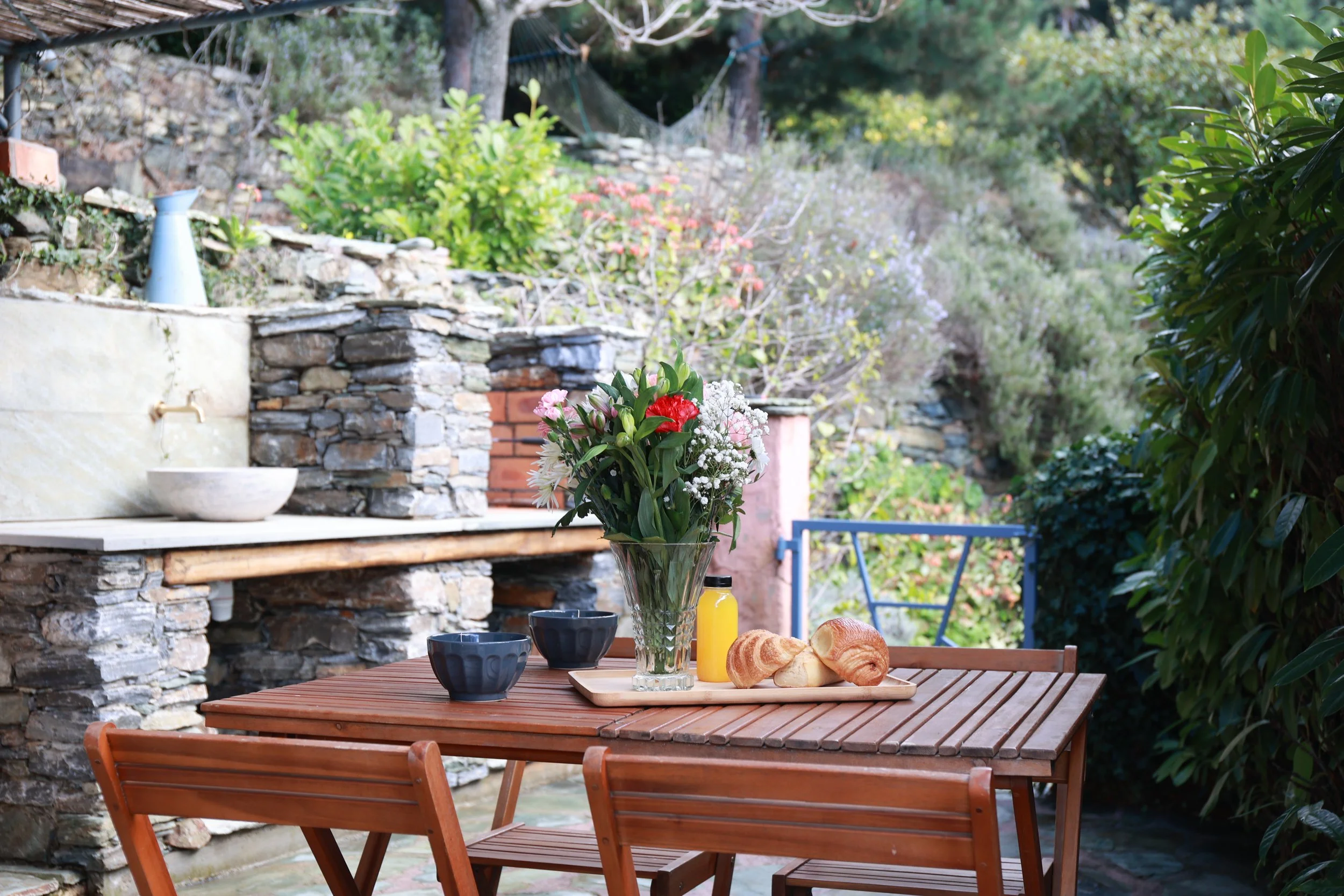 Terrasse ombragée avec pergola et barbecue en pierre, Casa di Lume à Nonza, Cap Corse