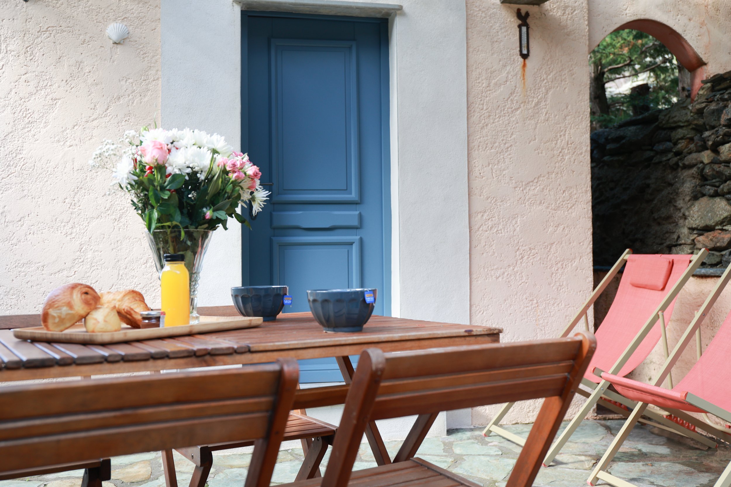 Terrasse ombragée avec coin repas, Casa di Lume à Nonza, Cap Corse
