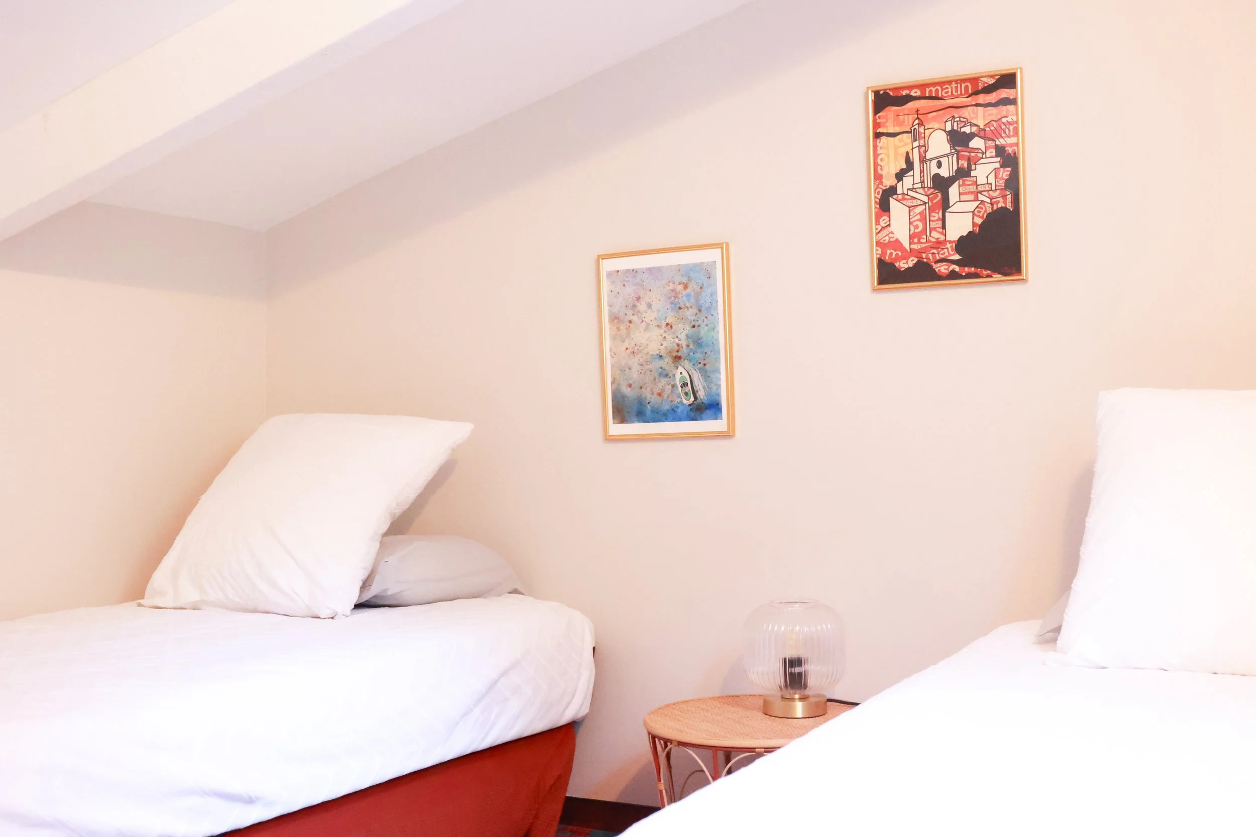 Mezzanine ouverte avec deux lits simples en 90, espace nuit cosy sous pente, idéale pour enfants ou amis dans la maison Casa L’Ombria.