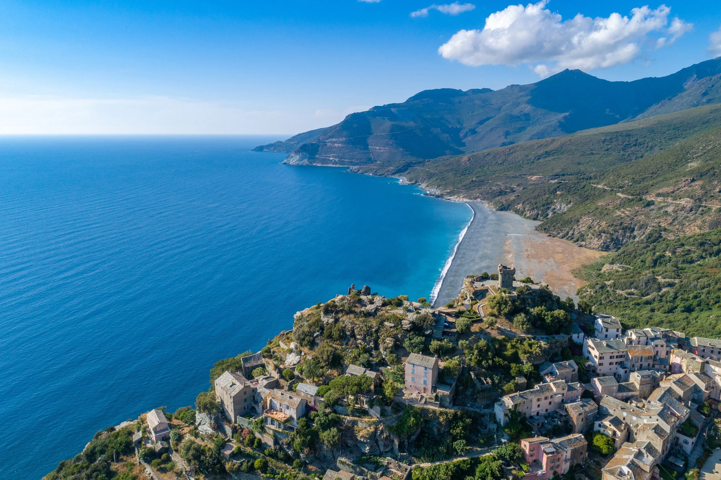 Village de Nonza perché sur la falaise face à la mer, Cap Corse