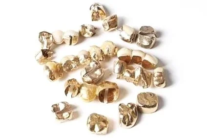 Mehrere goldene und silberne Perlen in unterschiedlicher Form und Größe