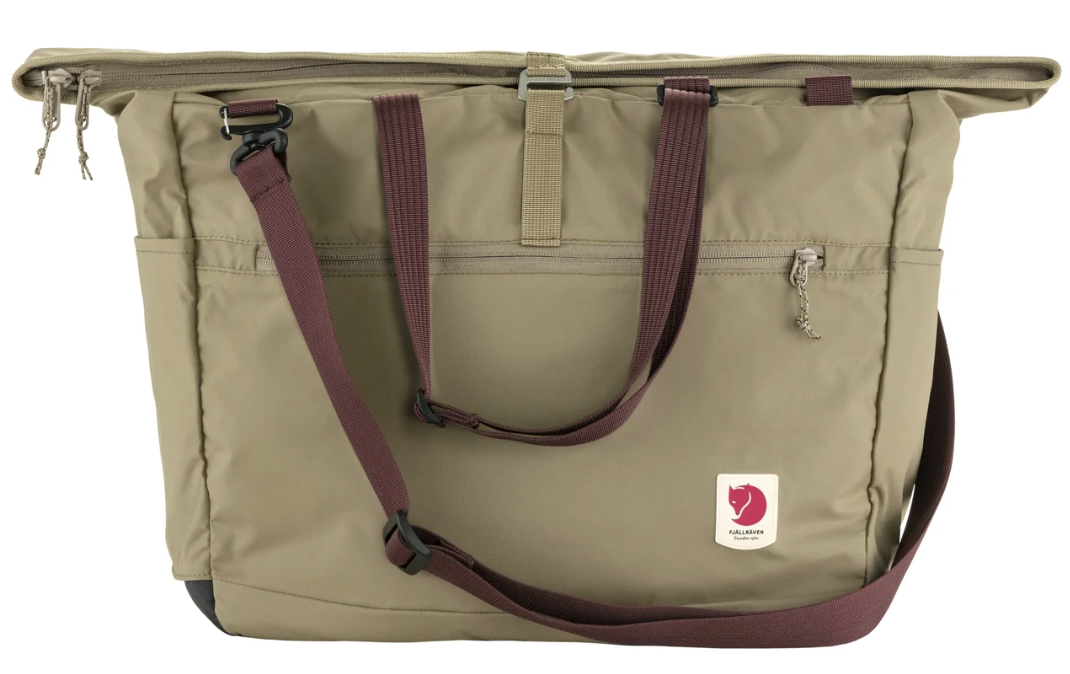 Fjällräven - High Coast Tote. A lightweight, packable 30 L tote for travel, groceries, or beach days. Durable, versatile, and produced without PFAS.