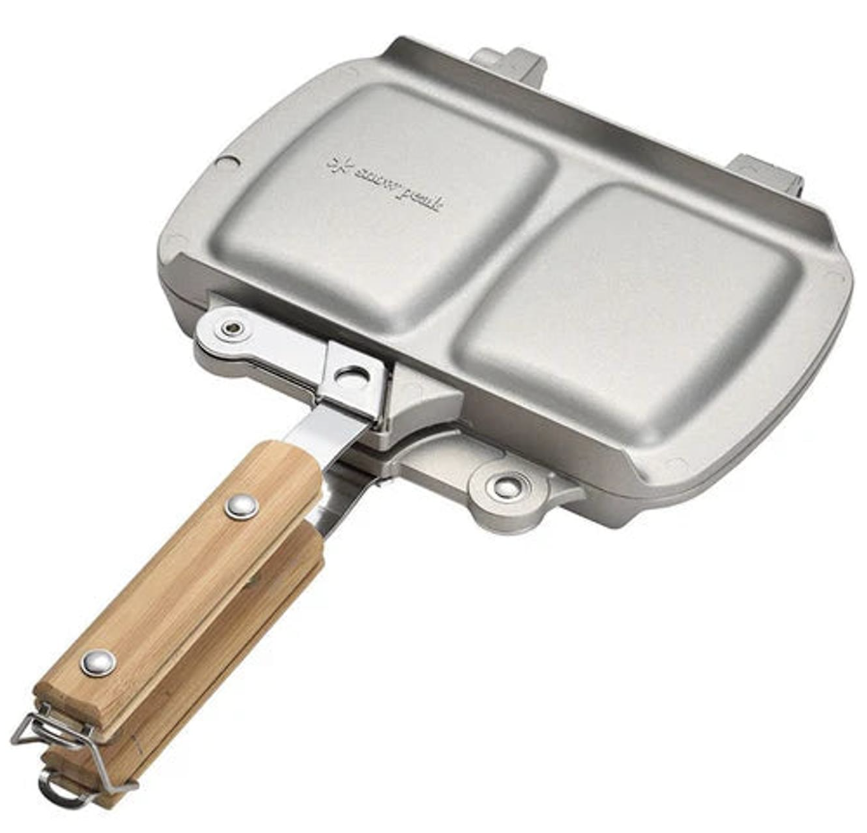 Snow Peak - Tramezzino Sandwich Maker.
A cast-aluminium sandwich maker that elevates simple toasties at home or around the campfire. Durable, clever, and built to last.