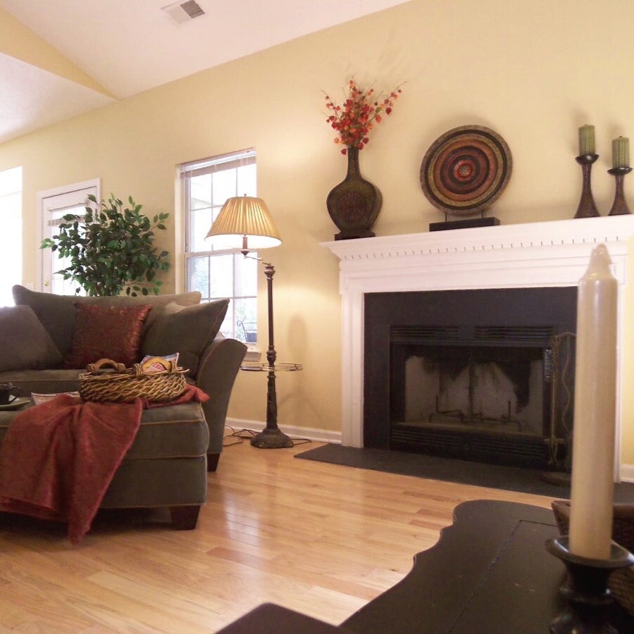 livingroomafterloveseatCC.jpg