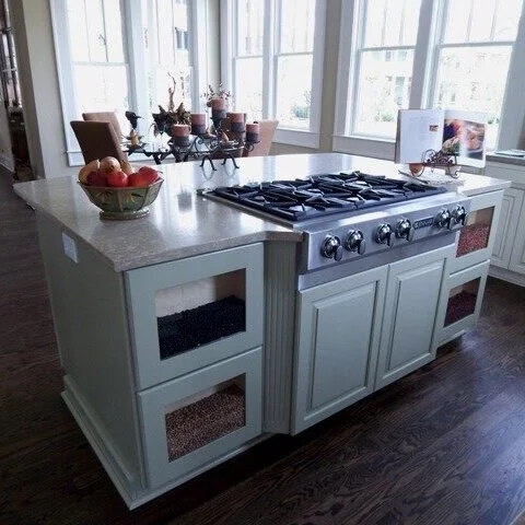 kitchenlookingout2.jpg